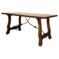 XX Mesa de comedor o consola de nogal con patas de lira y tablero pesado, España