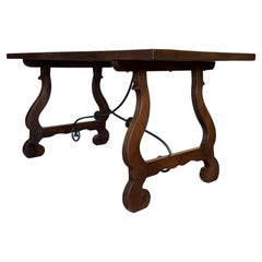 XX Mesa de comedor o consola de nogal con patas de lira y tablero pesado, España