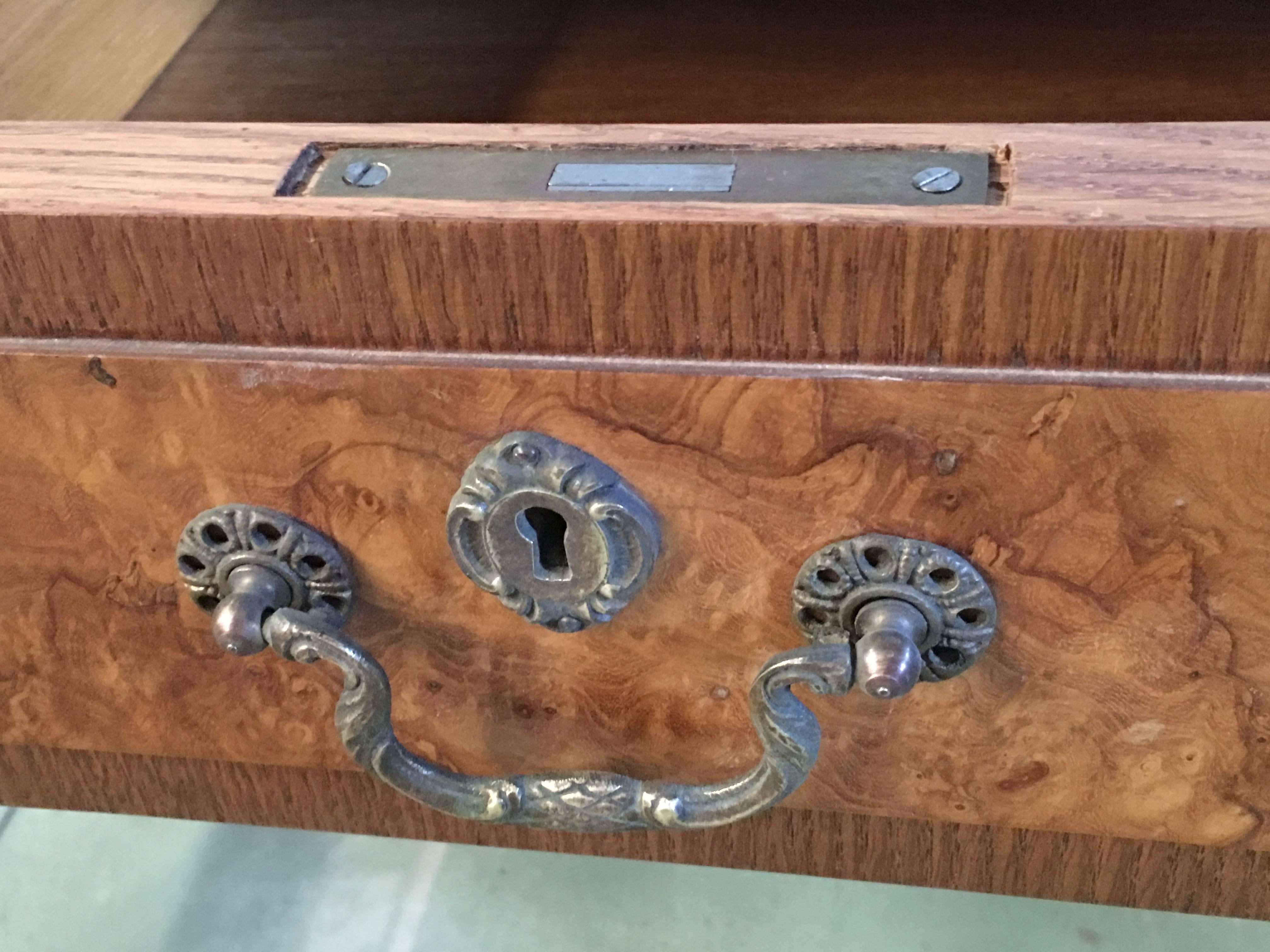 Commode basse ou bureau à deux tiroirs en chêne géorgien anglais du 20e siècle avec pieds en forme de lyre en vente 1