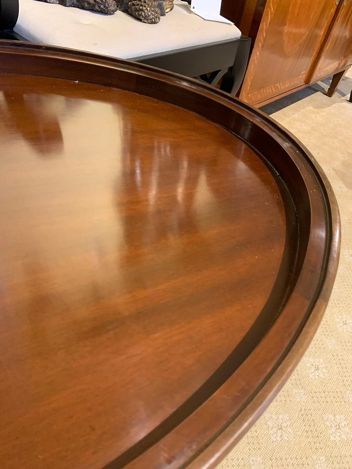20th Century English Oval Tray Coffee Table with Scalloped Edge 7