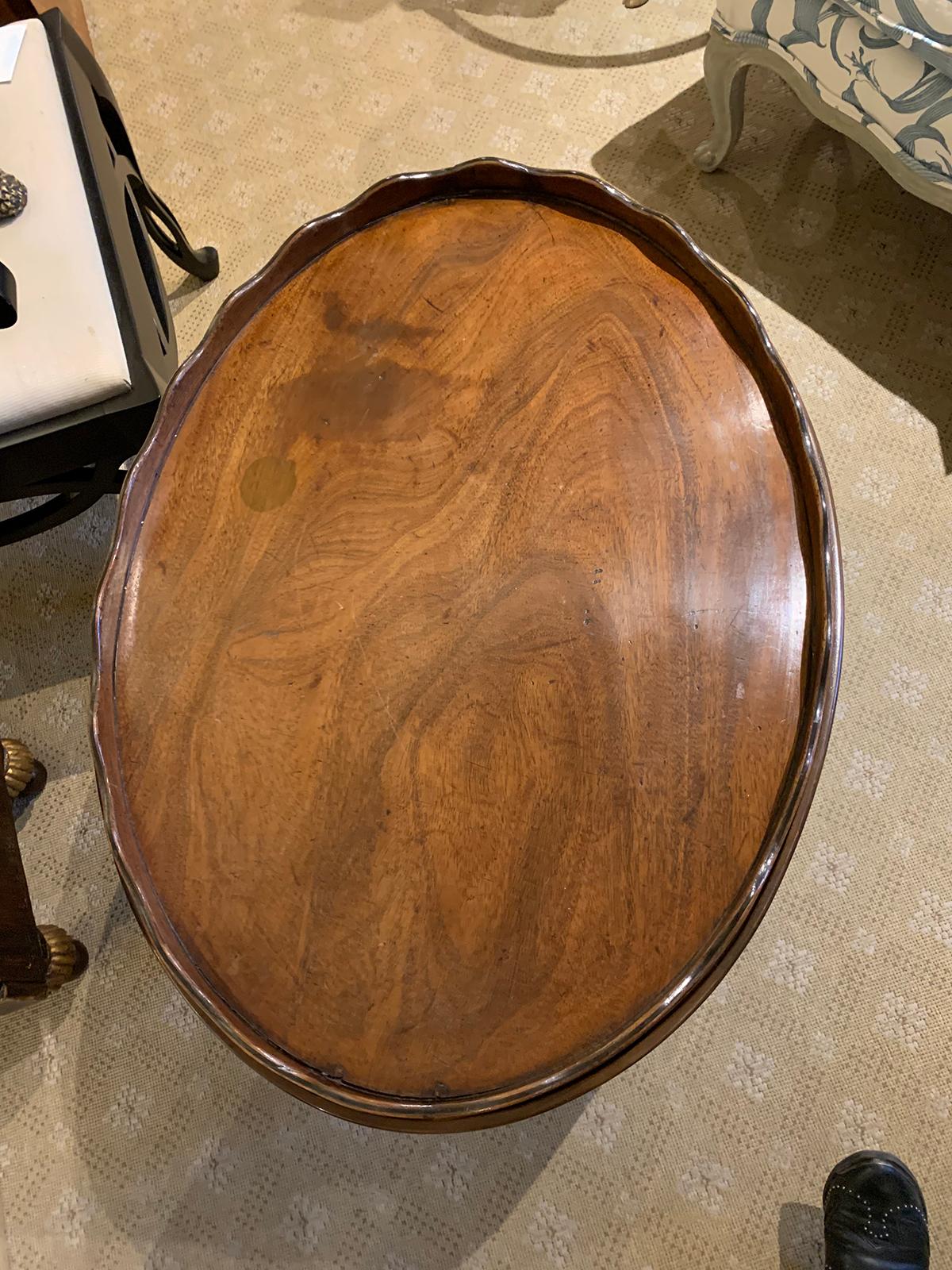 20th Century English Oval Tray Coffee Table with Scalloped Edge In Good Condition In Atlanta, GA