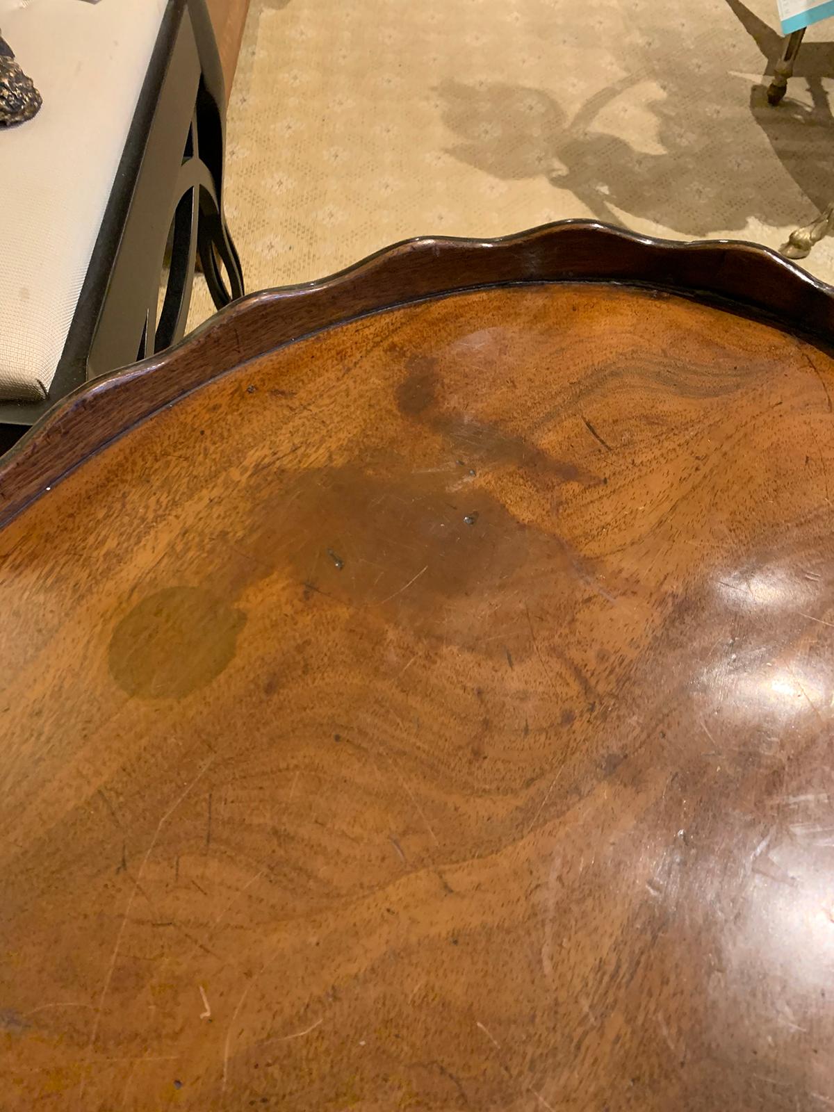 20th Century English Oval Tray Coffee Table with Scalloped Edge 1