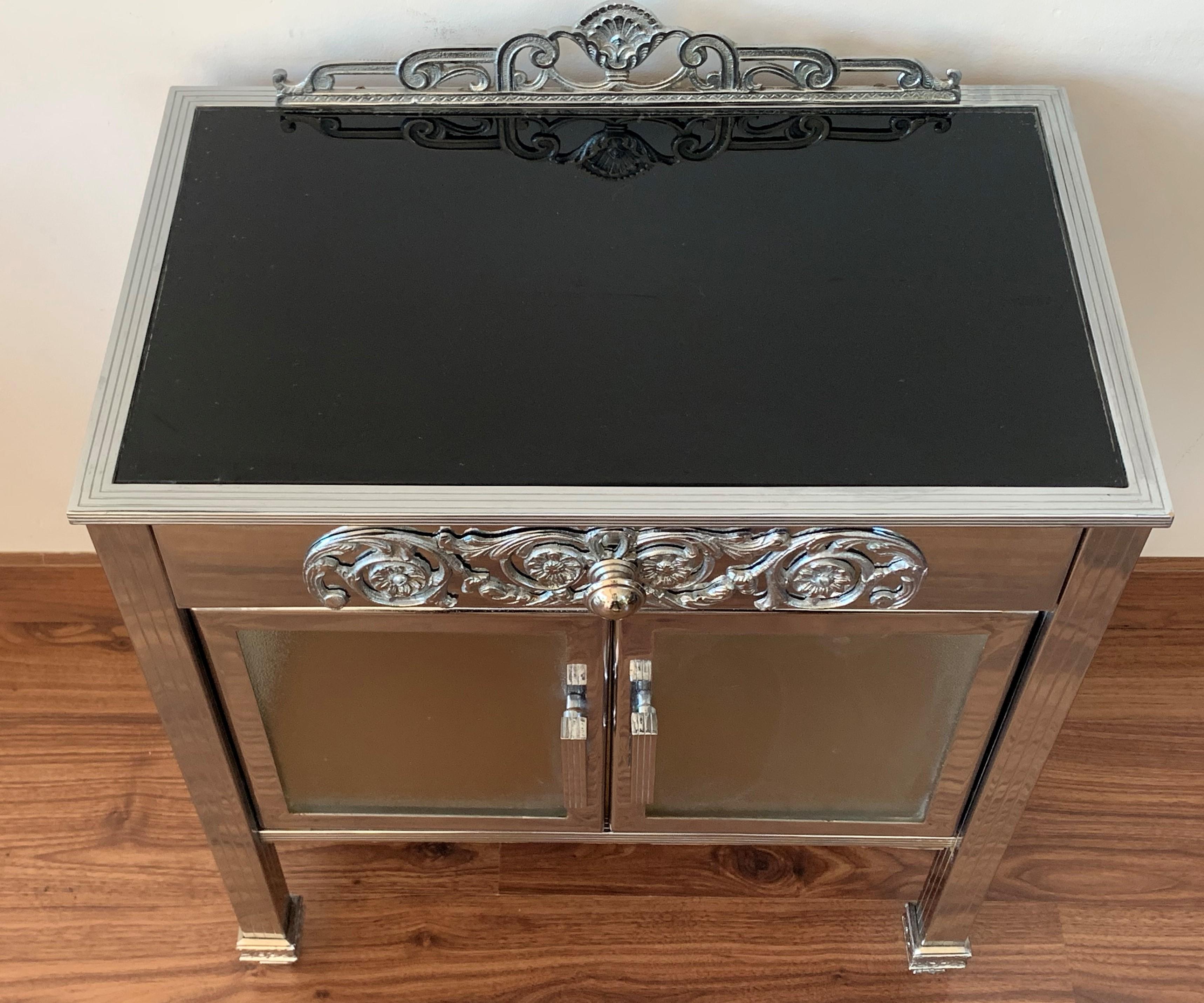 French Art Deco Pair of Brass Side Table or Nightstands, Drawer and Door For Sale 1