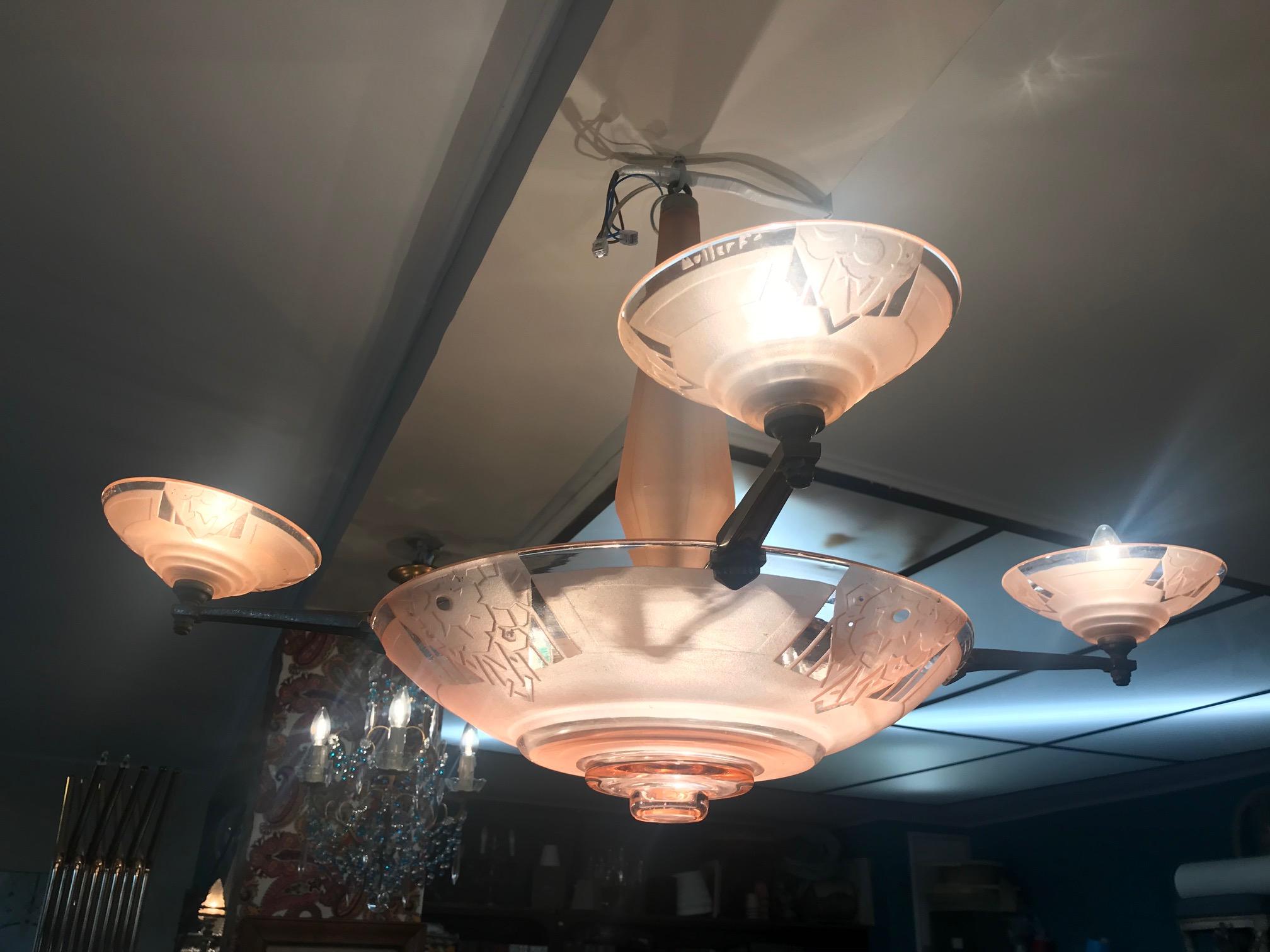 20th French Art Deco Pink Glass and Wrought Iron Muller Freres Chandelier, 1925 In Good Condition For Sale In LEGNY, FR