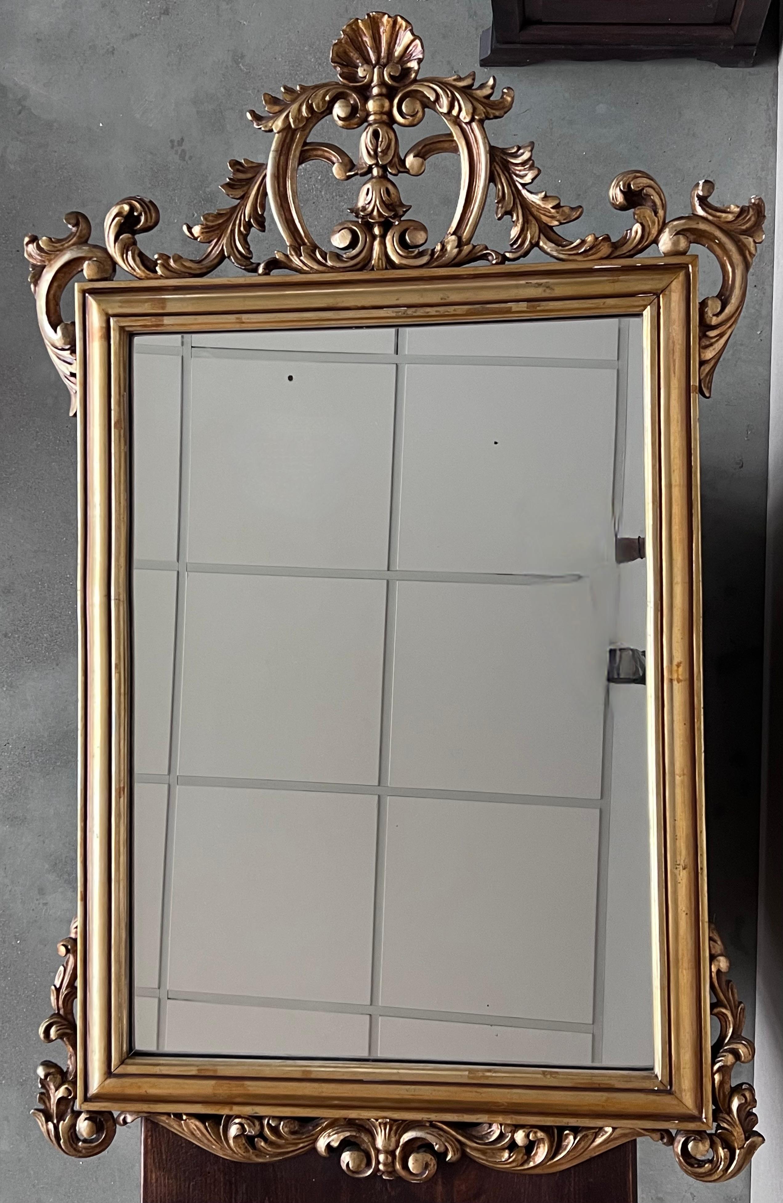 Espejo rectangular de madera dorada tallada de la época del Imperio francés XX
Un excepcional espejo italiano tallado y dorado a mano. Altamente tallado con flores , cristal original (posiblemente re-silverizado) y respaldos de madera originales.