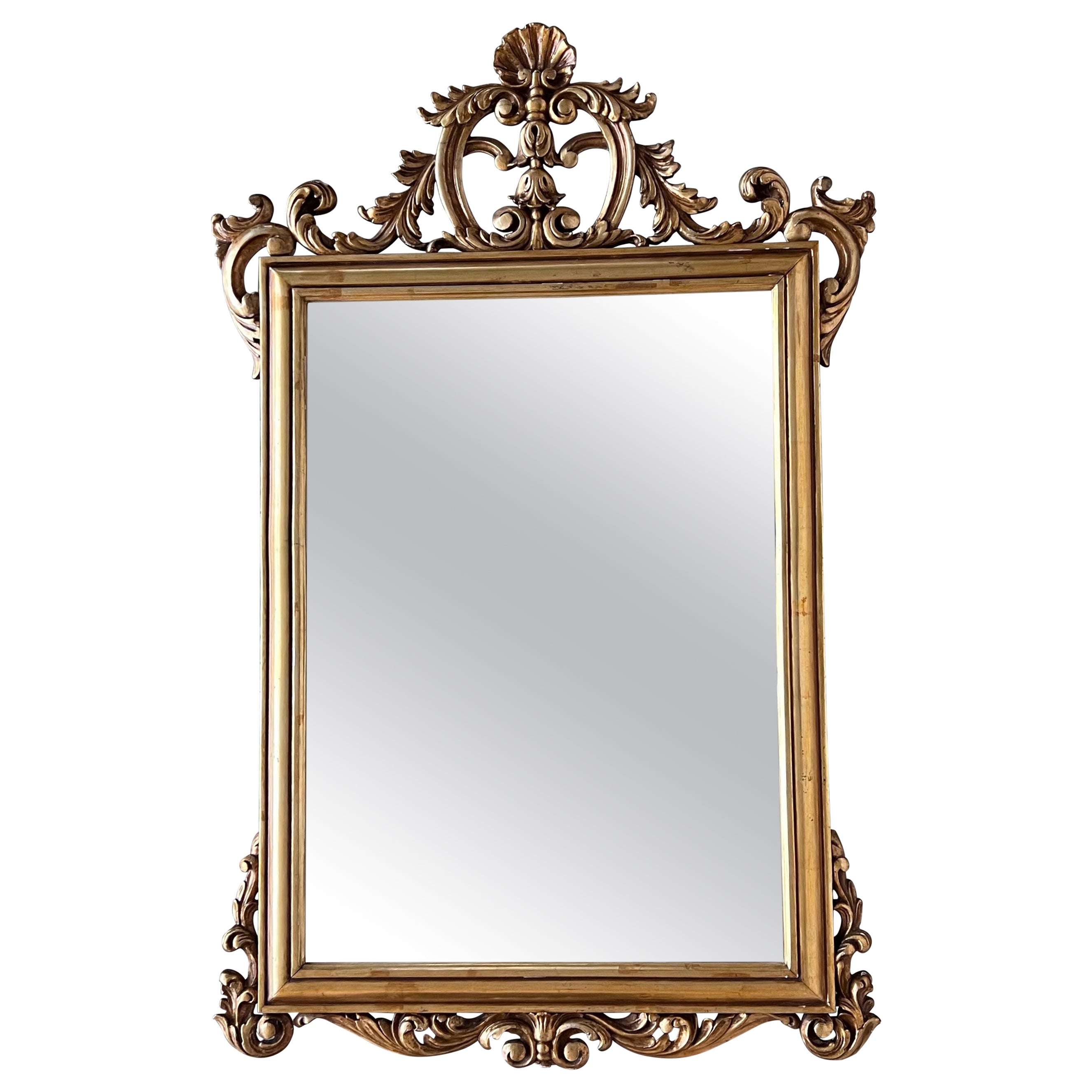 Miroir rectangulaire en bois sculpté et doré d'époque Empire français 20e siècle avec cimier en vente