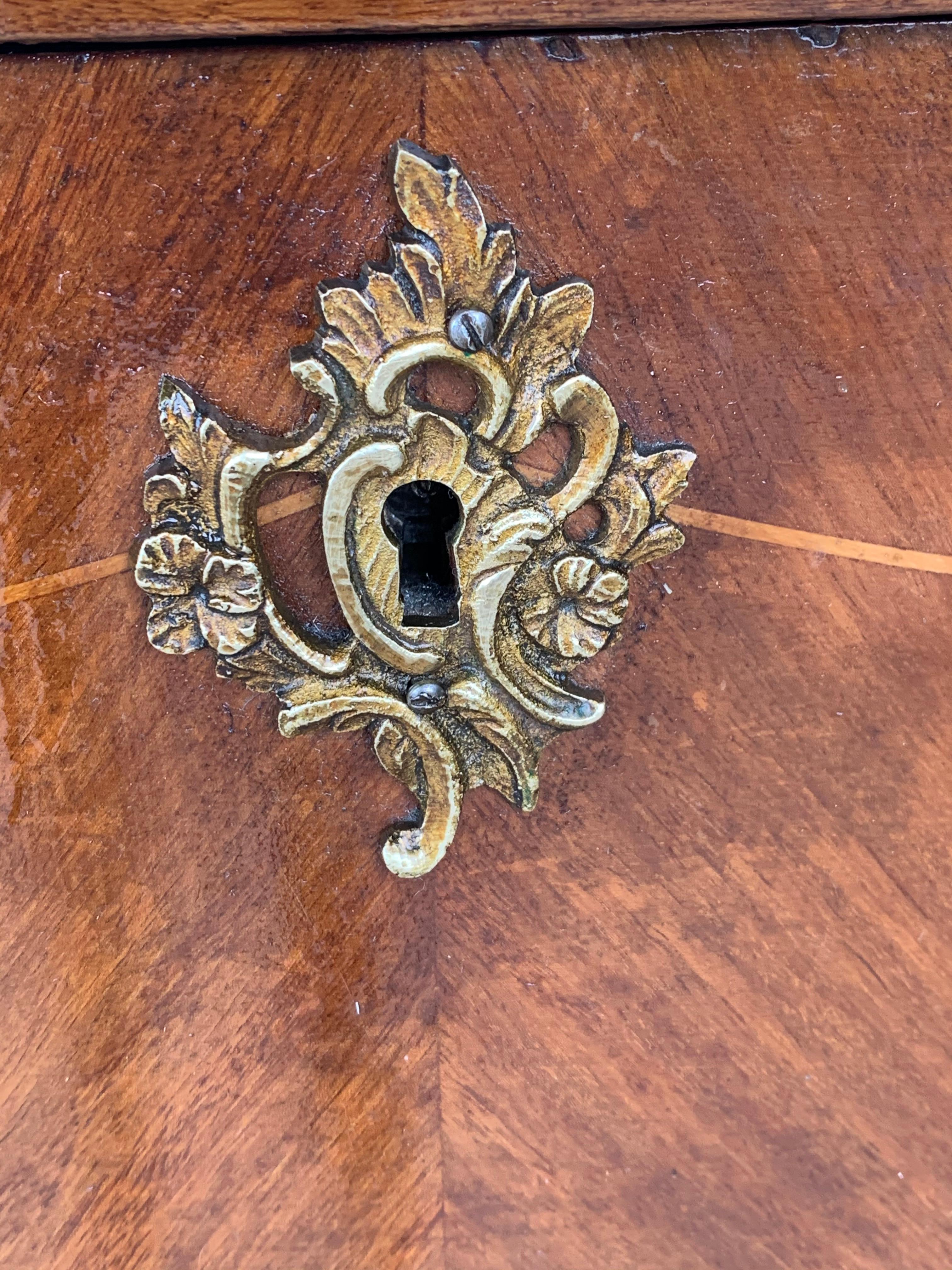 Cassapanca o commode con piano in marmo Luigi XV del XX secolo con due cassetti in vendita 6