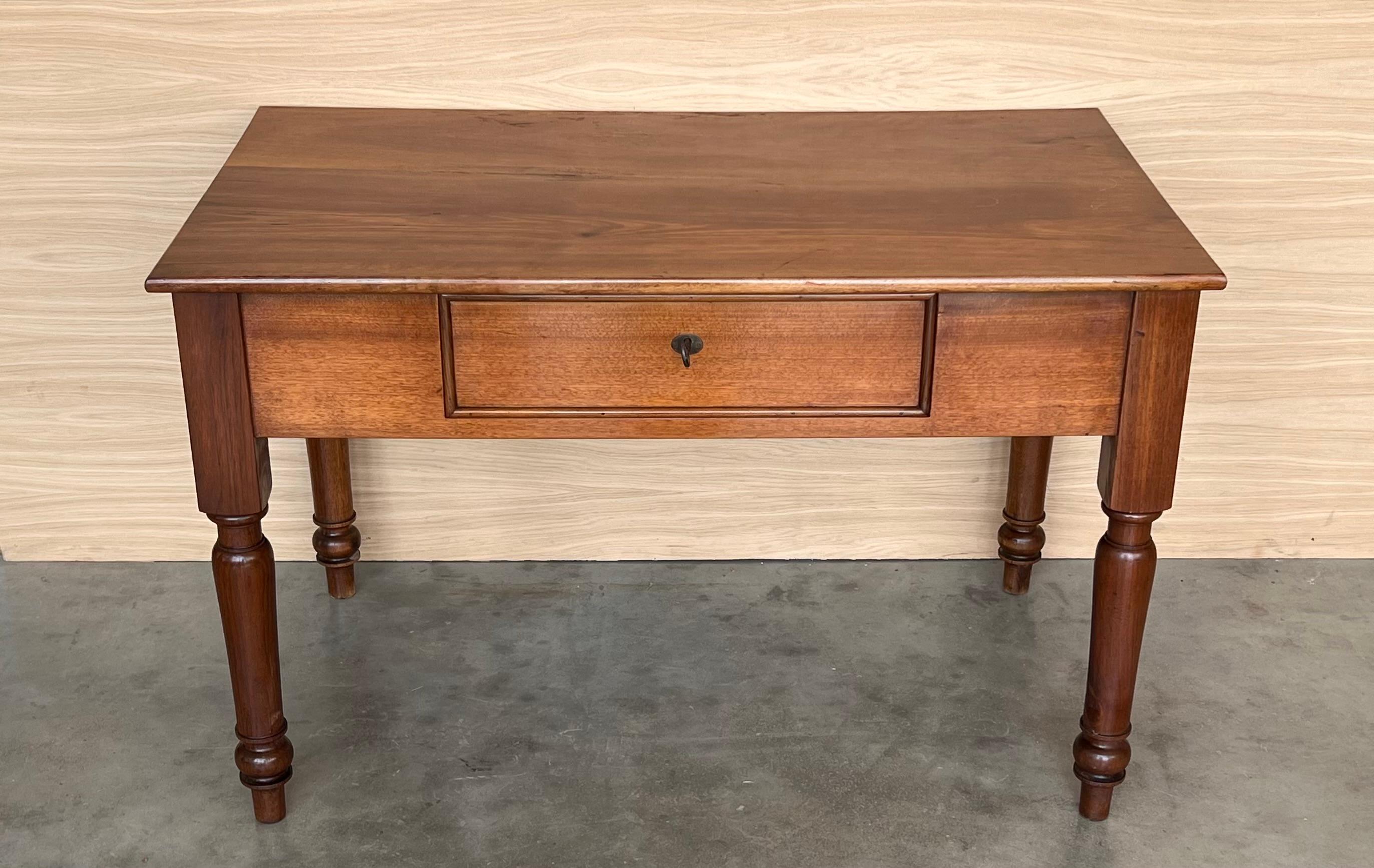 20th French Louis XV Style Walnut Desk or Library table  with Drawer In Good Condition For Sale In Miami, FL