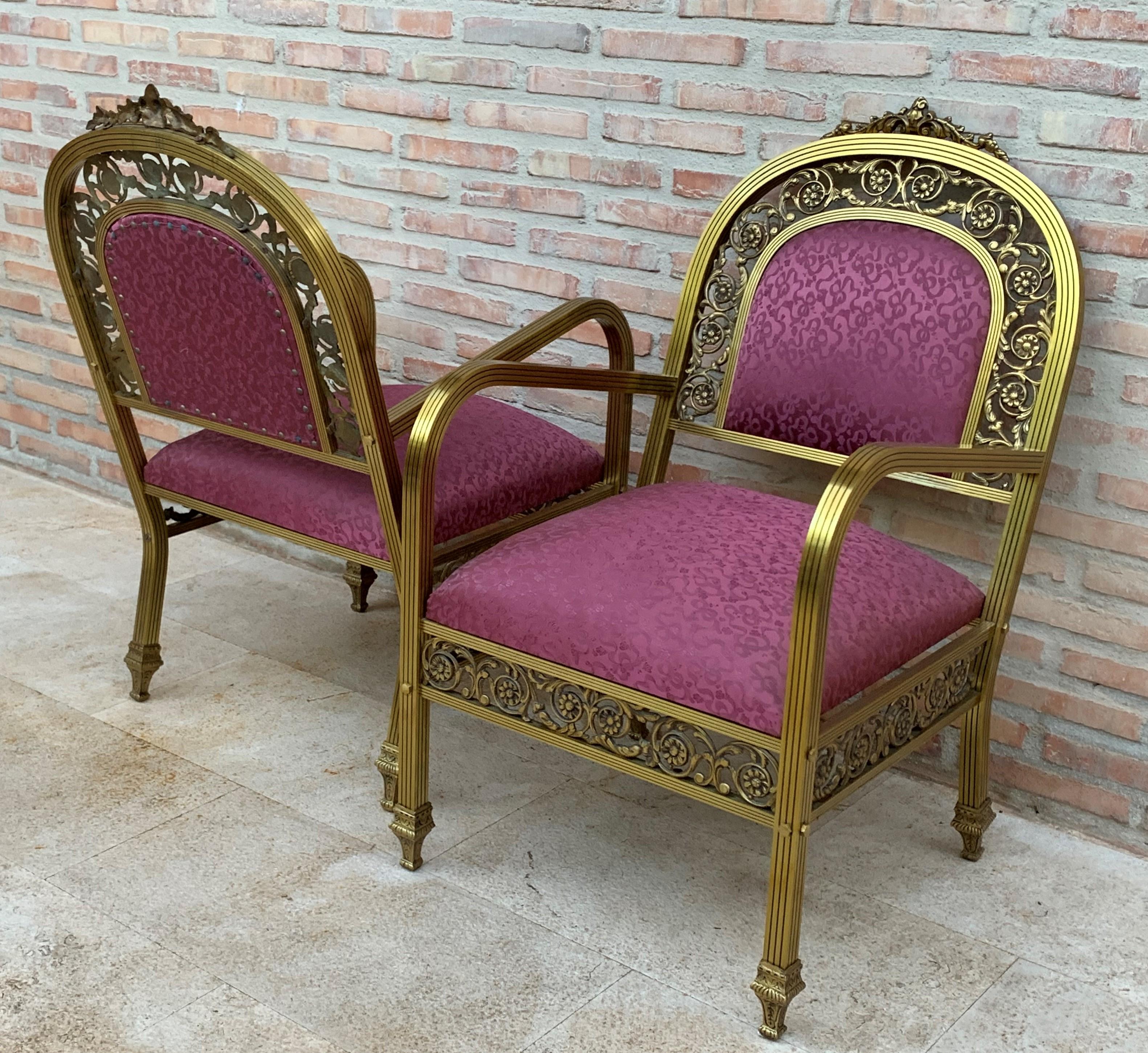 Ottone Coppia di poltrone francesi del XX secolo in ottone e bronzo dorato con tappezzeria rossa in vendita