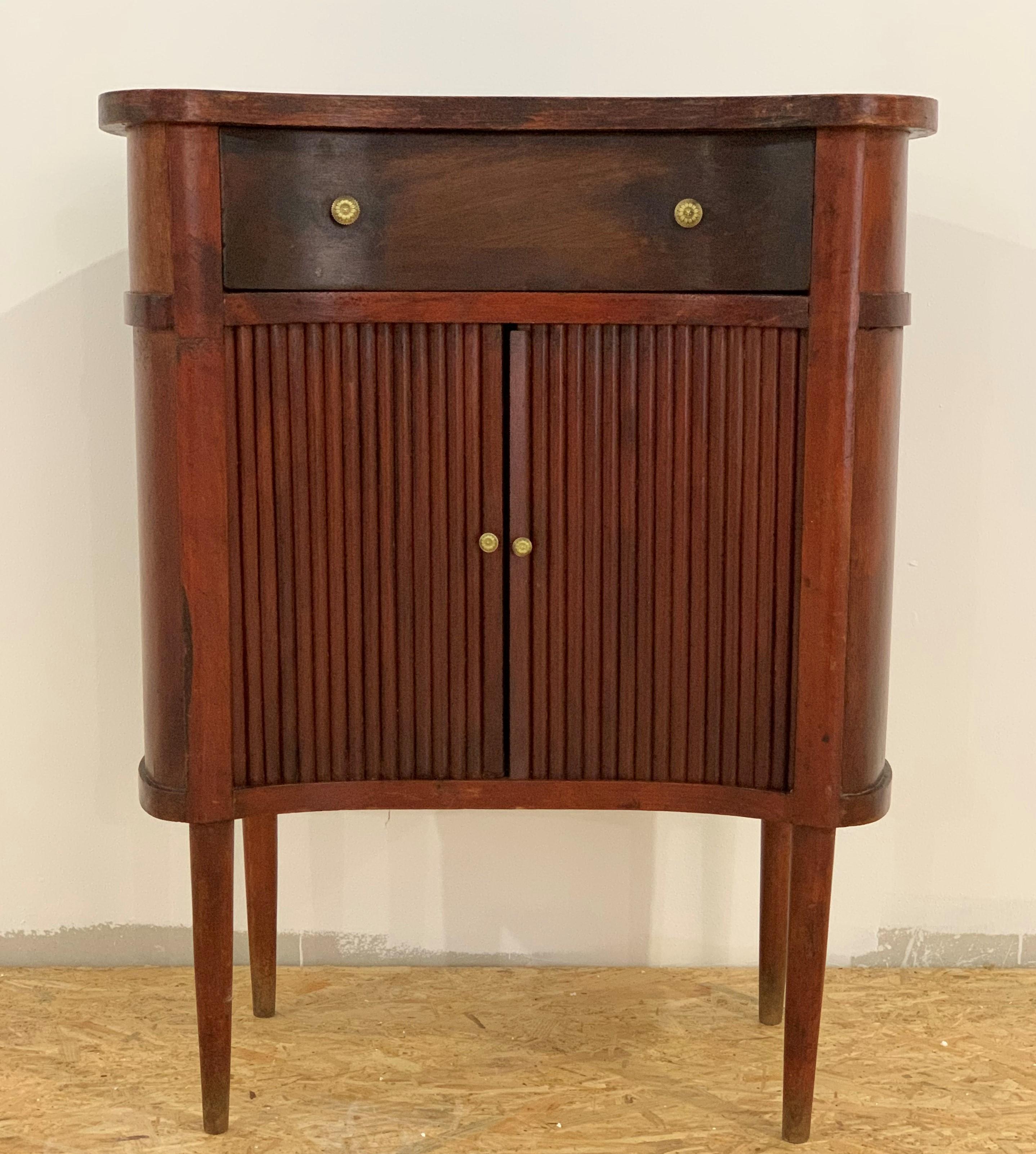A French oak bedside tables with  reeded sliding-doors and drawer , from the late 19th century. This French 'table de chevet' features a kidney shape top sitting above two reeded sliding doors flanking one small size dovetailed drawers, all opening