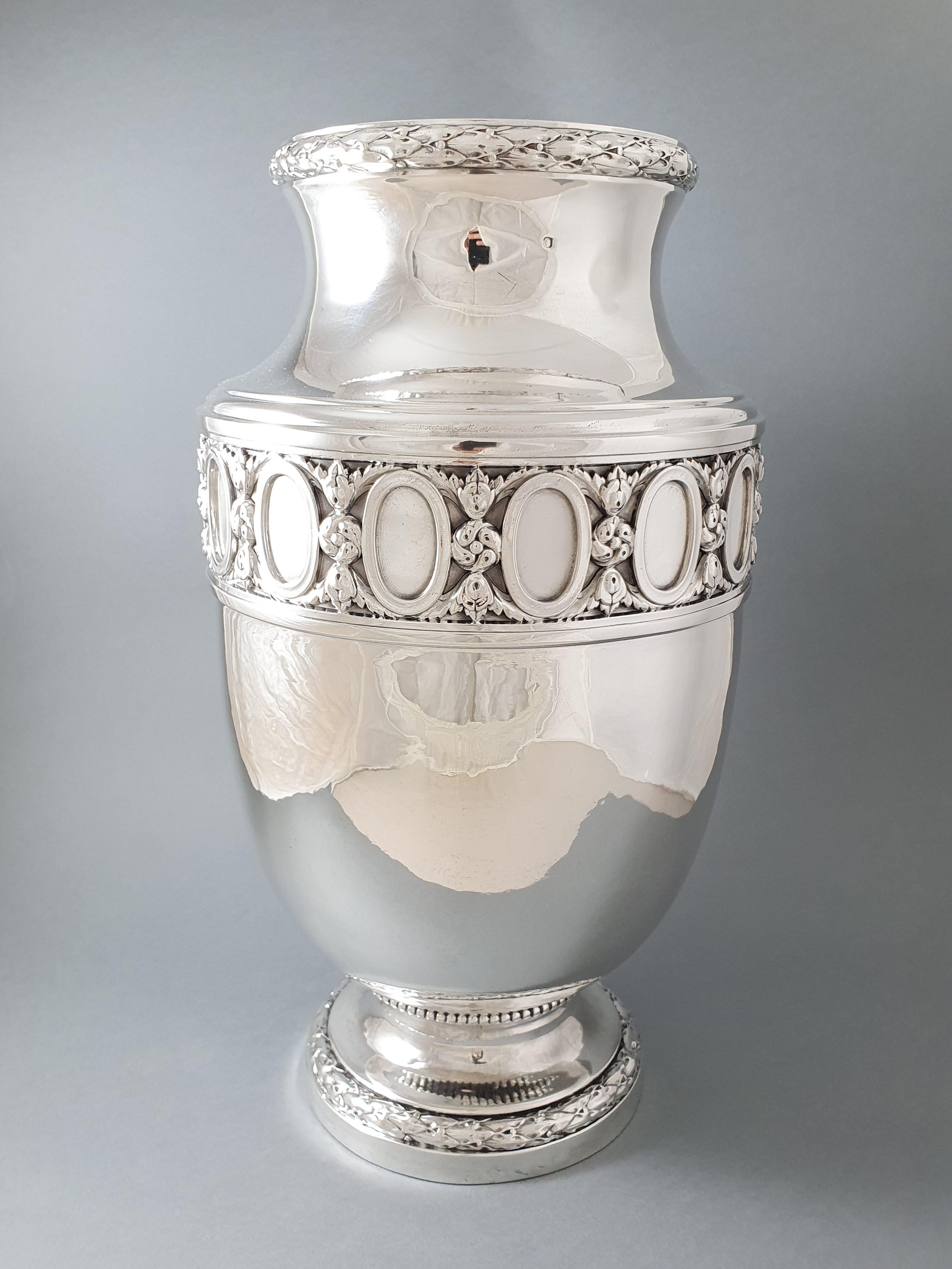 Large Sterling silver vase from the beginning of the 20th century
The foot and the neck decorated with a frieze of leaves, the body decorated with medallions, leaves and flowers

Hallmarked with Minerva 1st title for purity silver 
French work