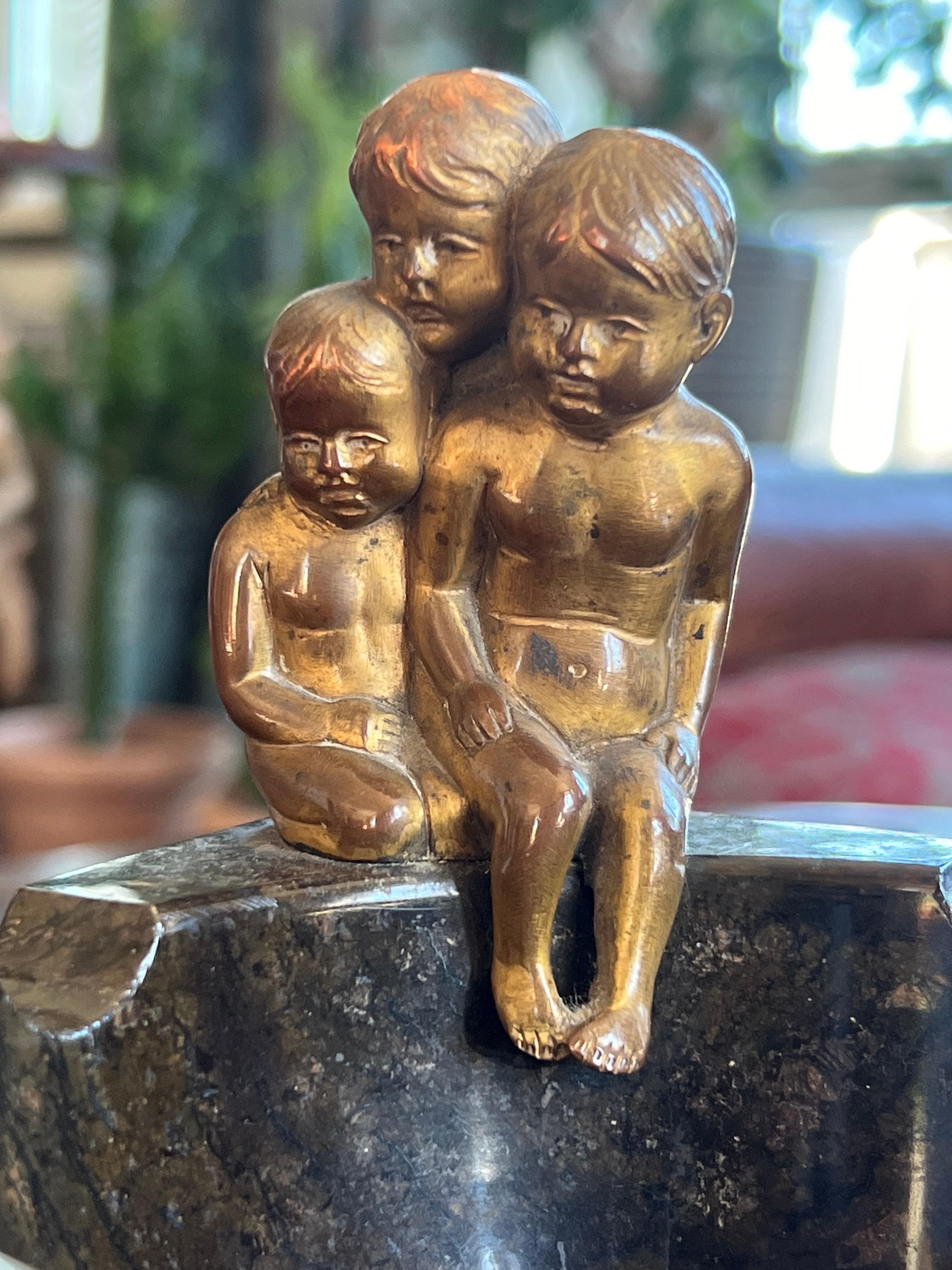20th French Stone Ashtray Decorated with a Sculpture of Kids Watching a Frog For Sale 4