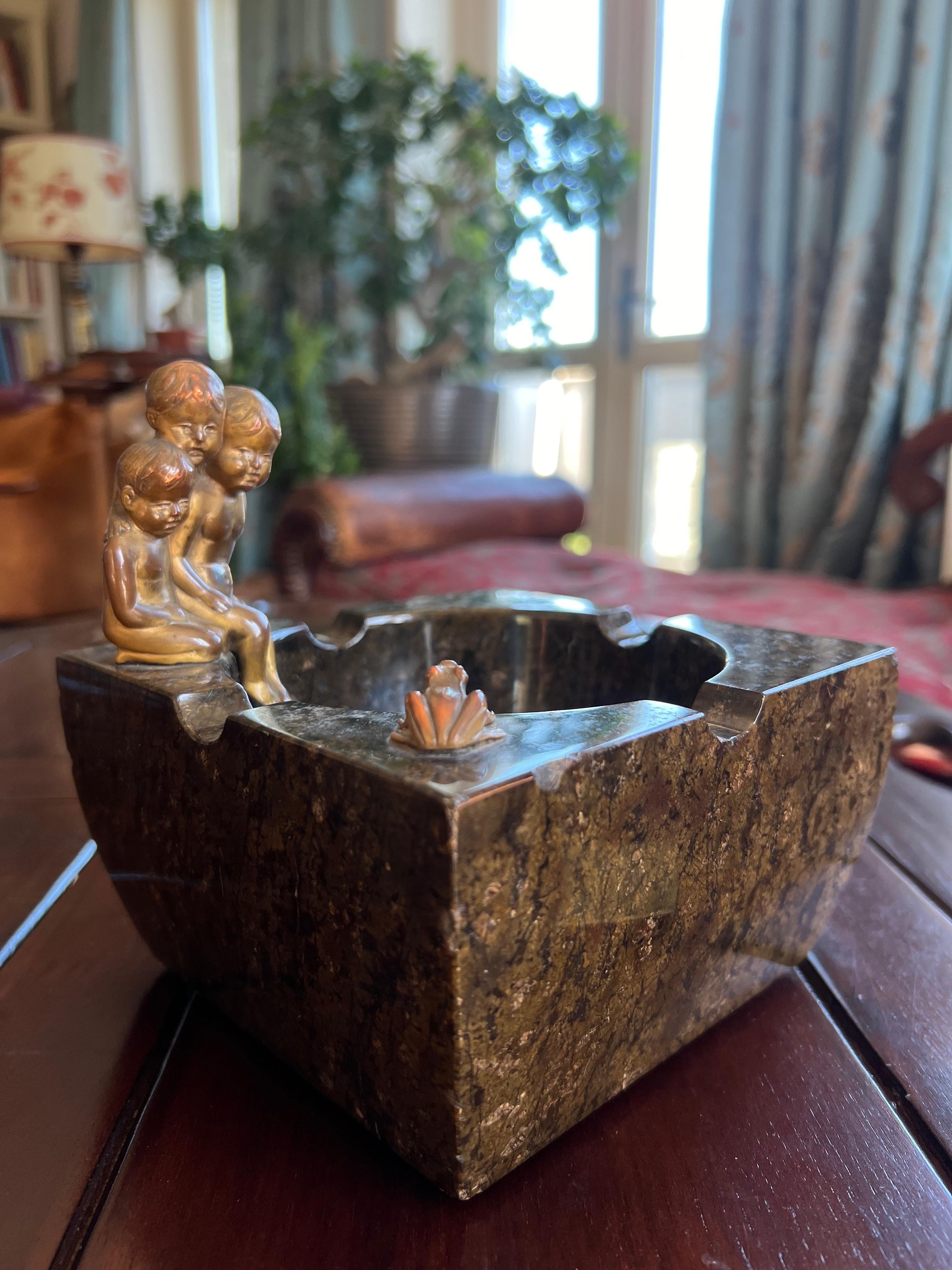 20th French Stone Ashtray Decorated with a Sculpture of Kids Watching a Frog For Sale 2