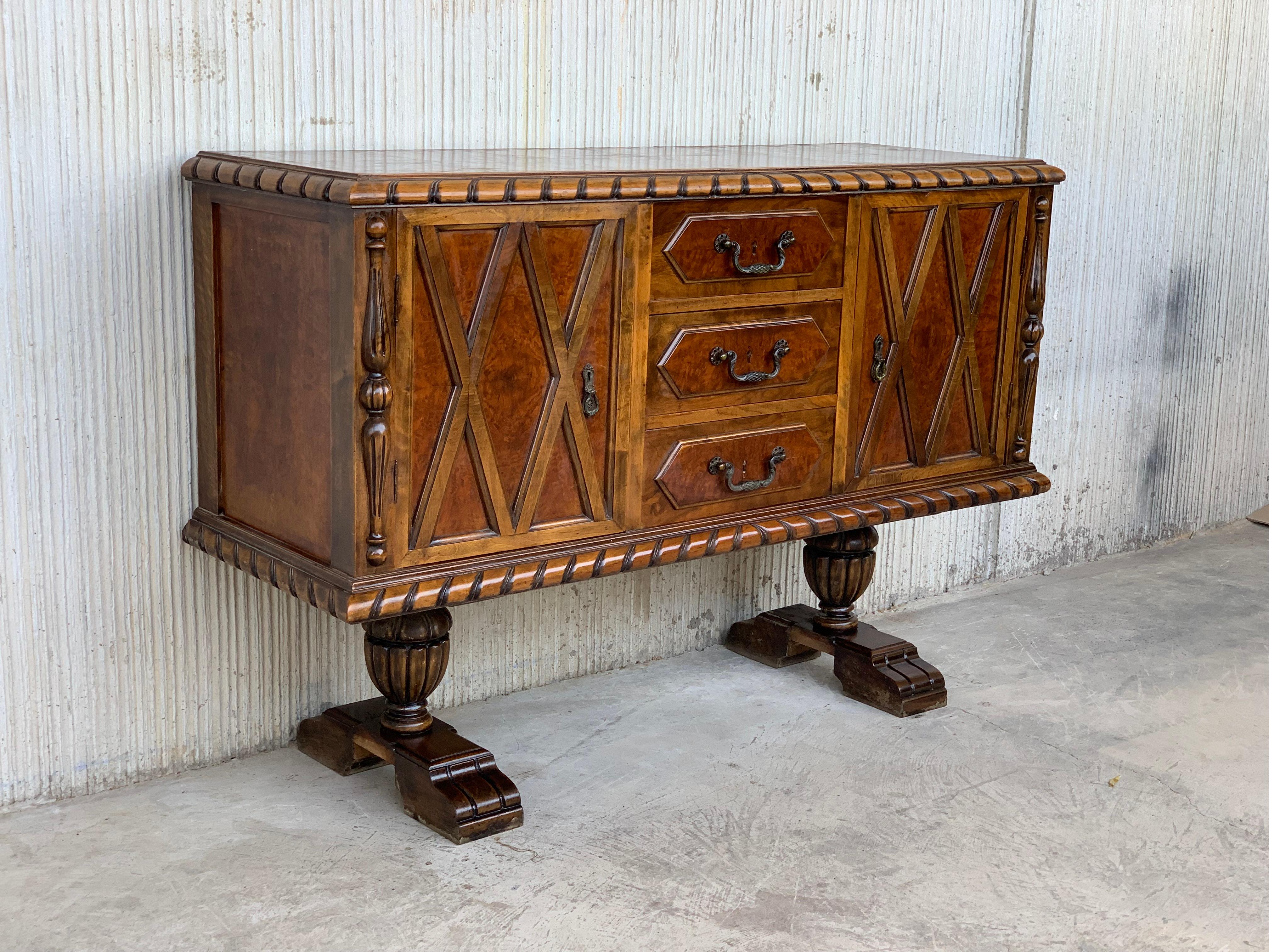 20th Century French Walnut Buffet with Two Doors and Three Central Drawers In Good Condition For Sale In Miami, FL