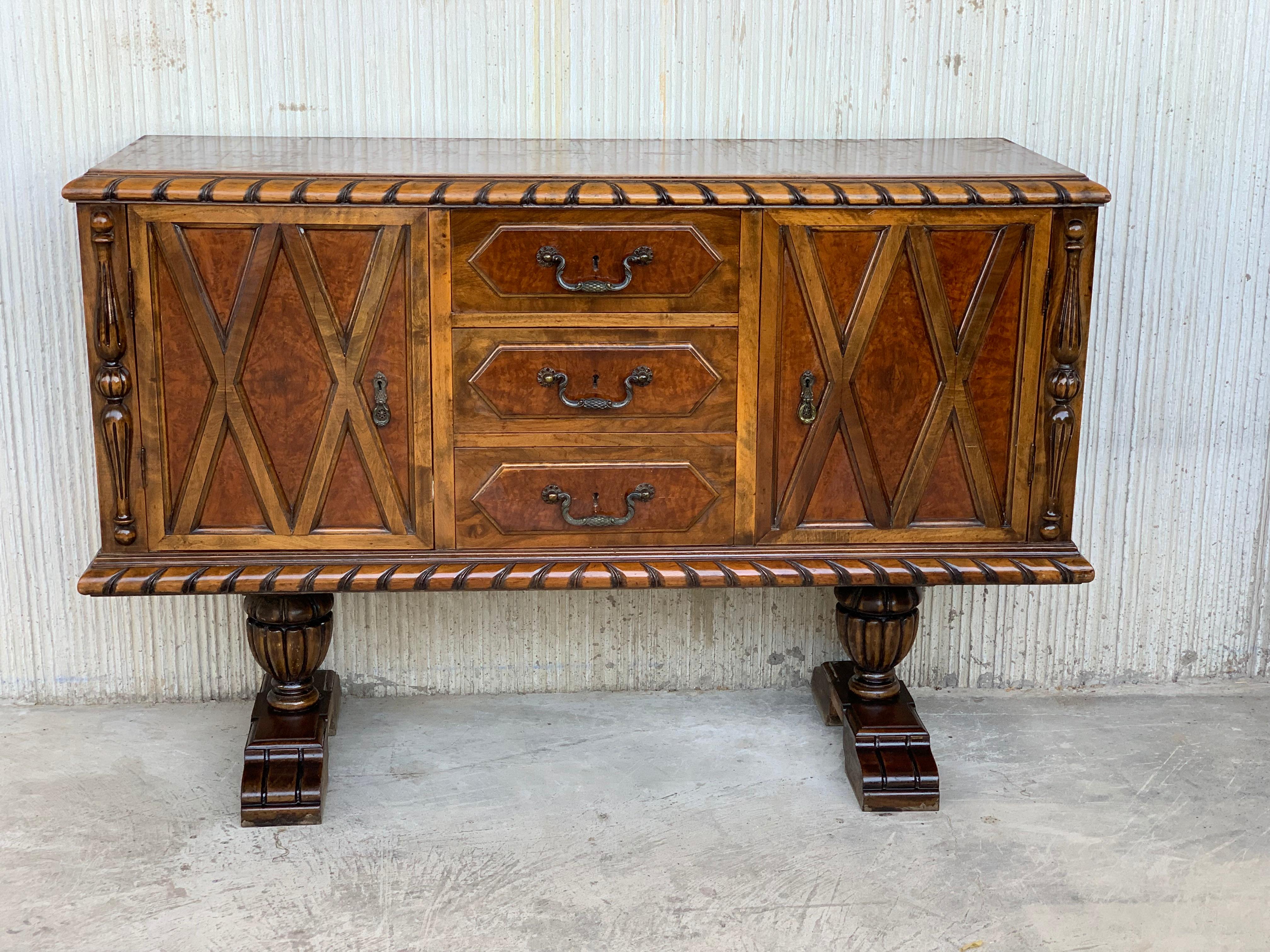 Legno Buffet in noce francese del XX secolo con due ante e tre cassetti centrali in vendita