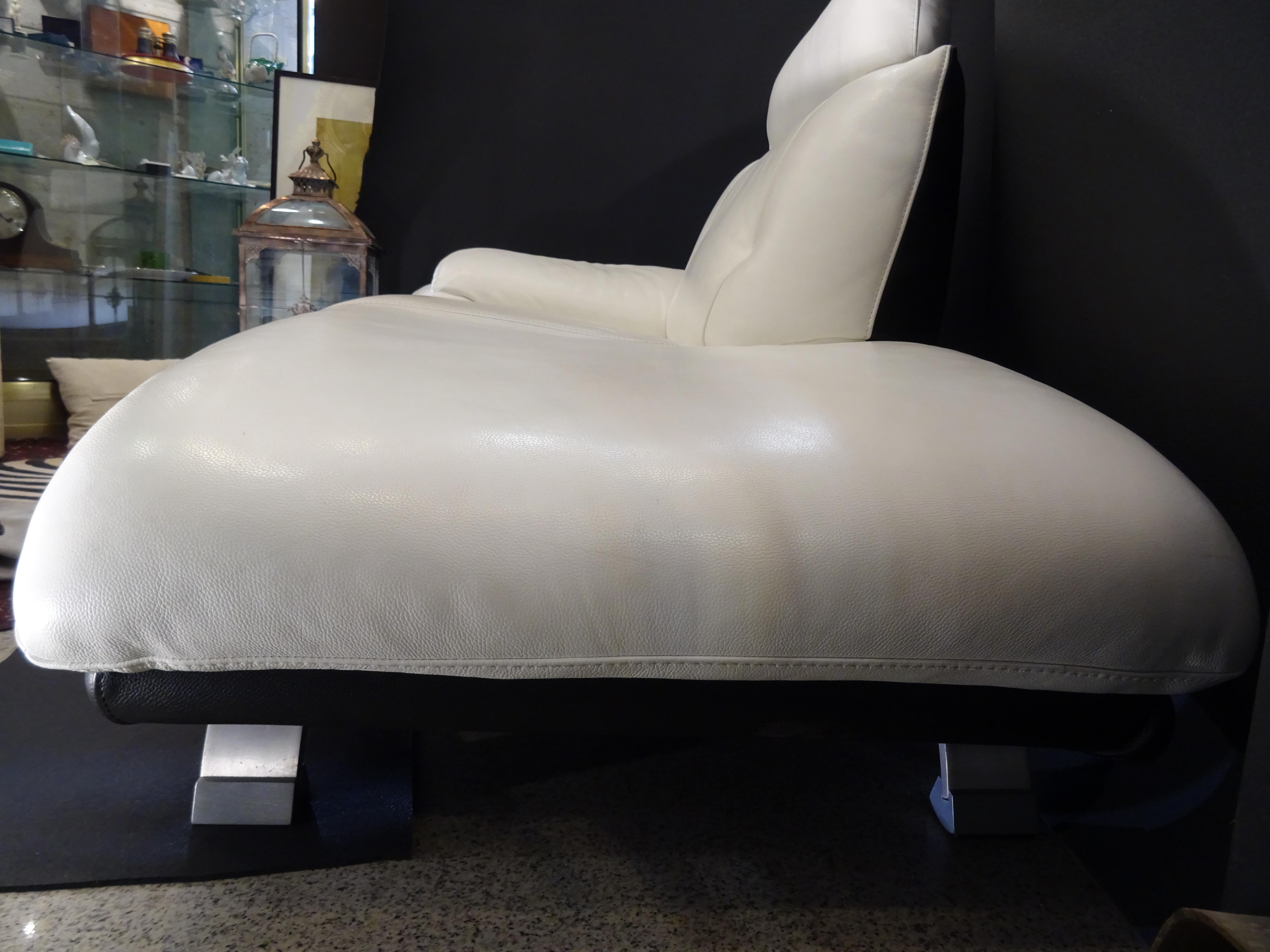 20th Century French White and Black Leather Chaise Longue, Polished Steel Legs 5