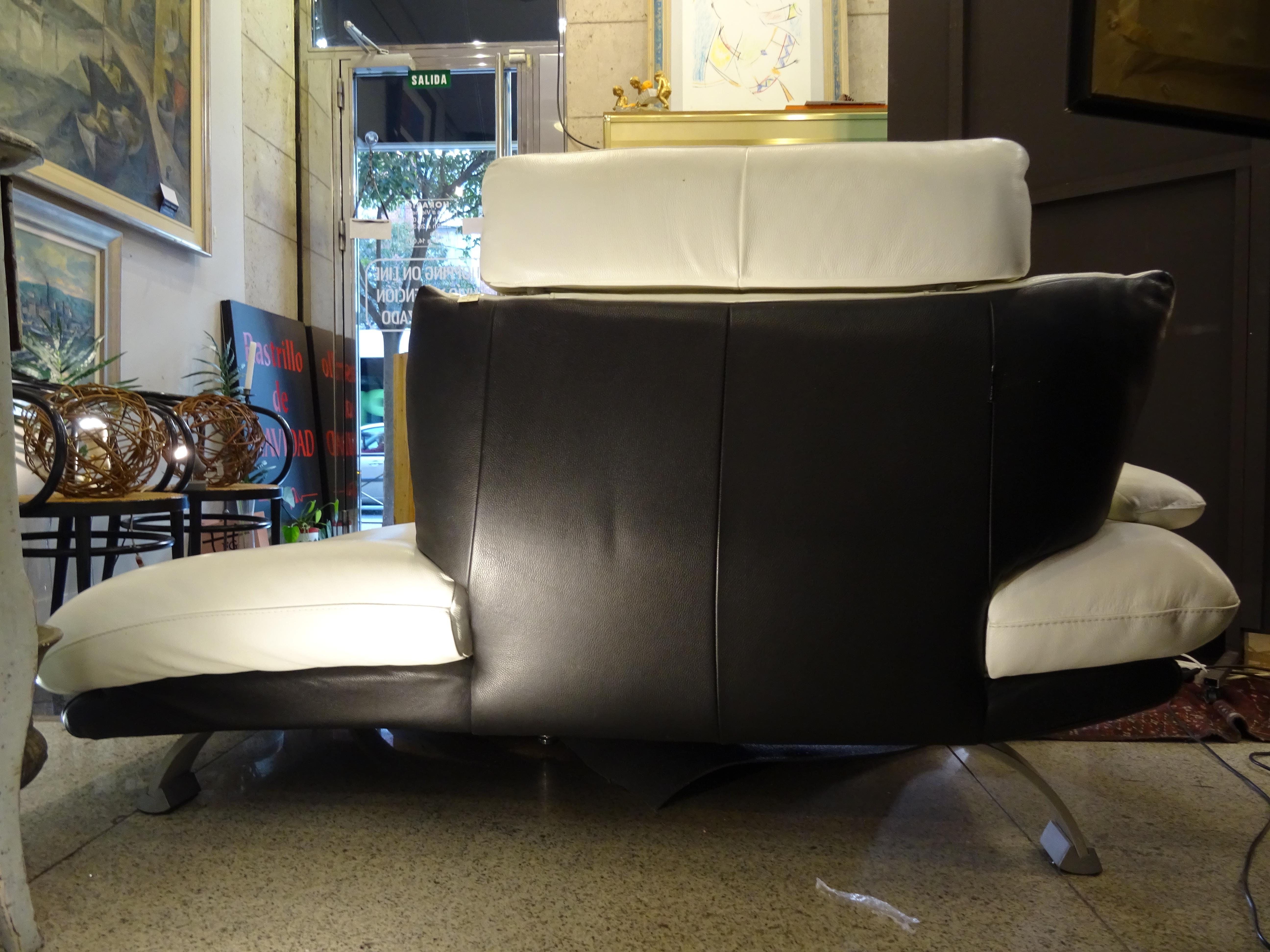 20th Century French White and Black Leather Chaise Longue, Polished Steel Legs 7