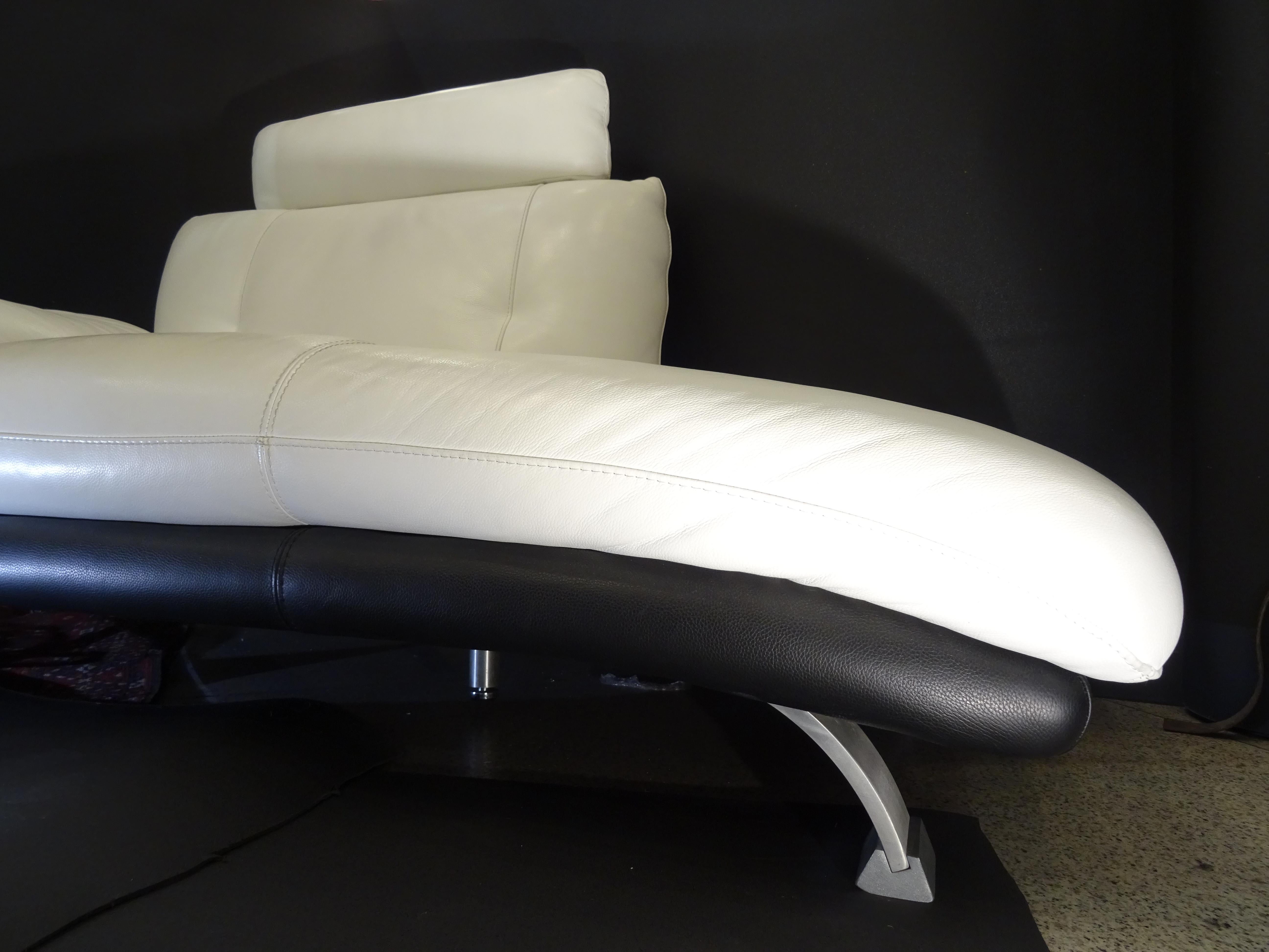 20th Century French White and Black Leather Chaise Longue, Polished Steel Legs 10
