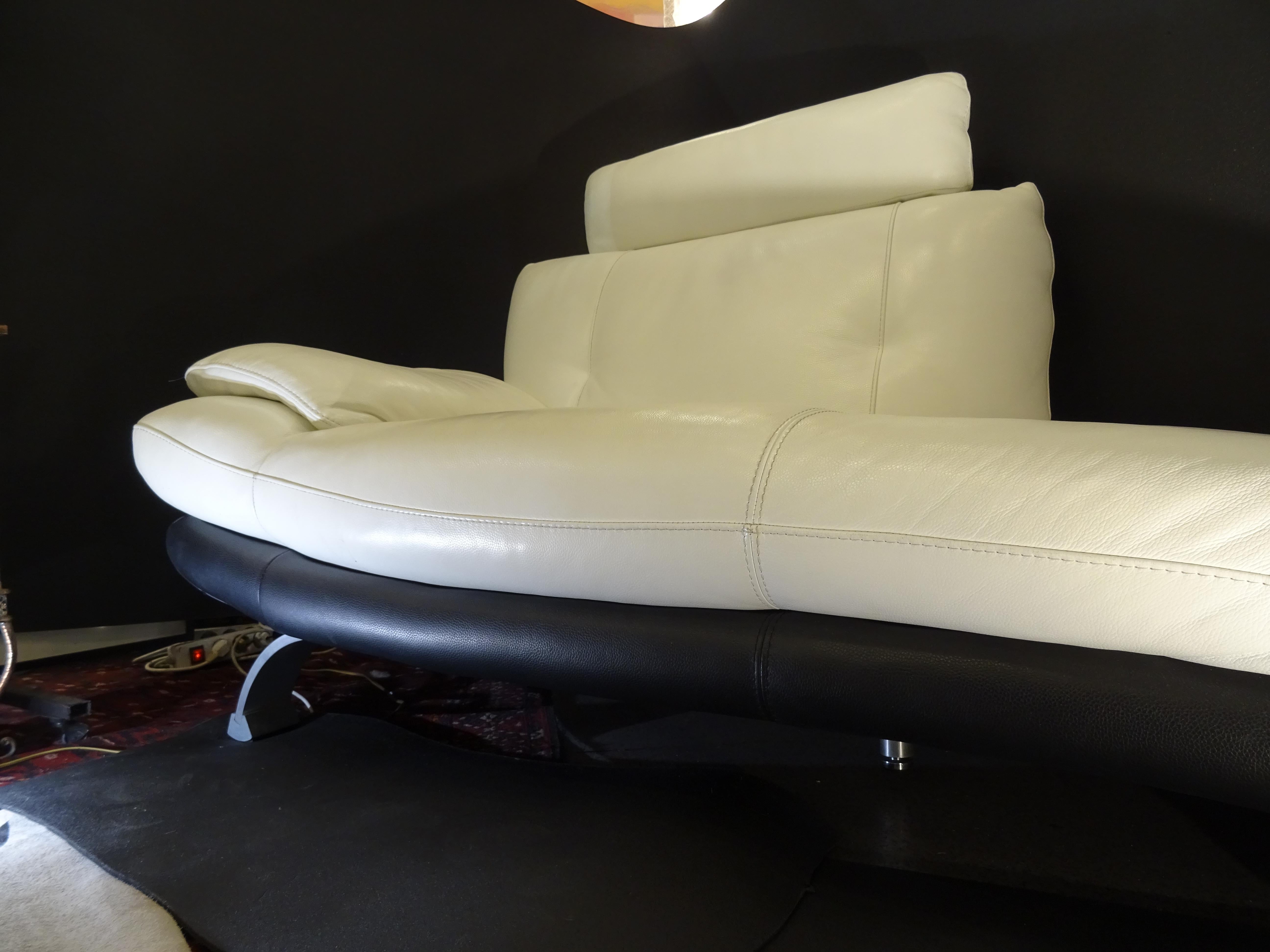 20th Century French White and Black Leather Chaise Longue, Polished Steel Legs 12