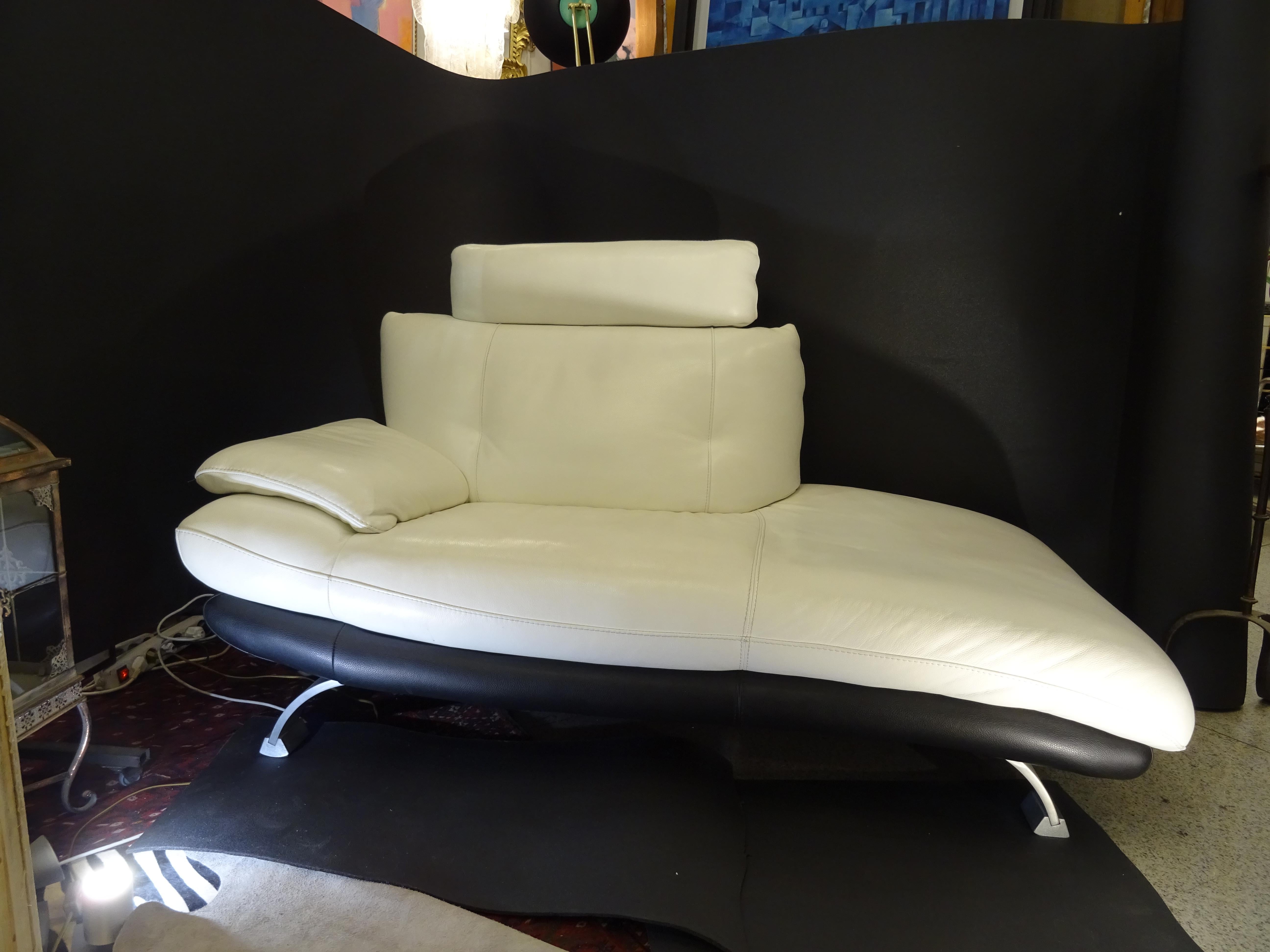 20th Century French White and Black Leather Chaise Longue, Polished Steel Legs 13