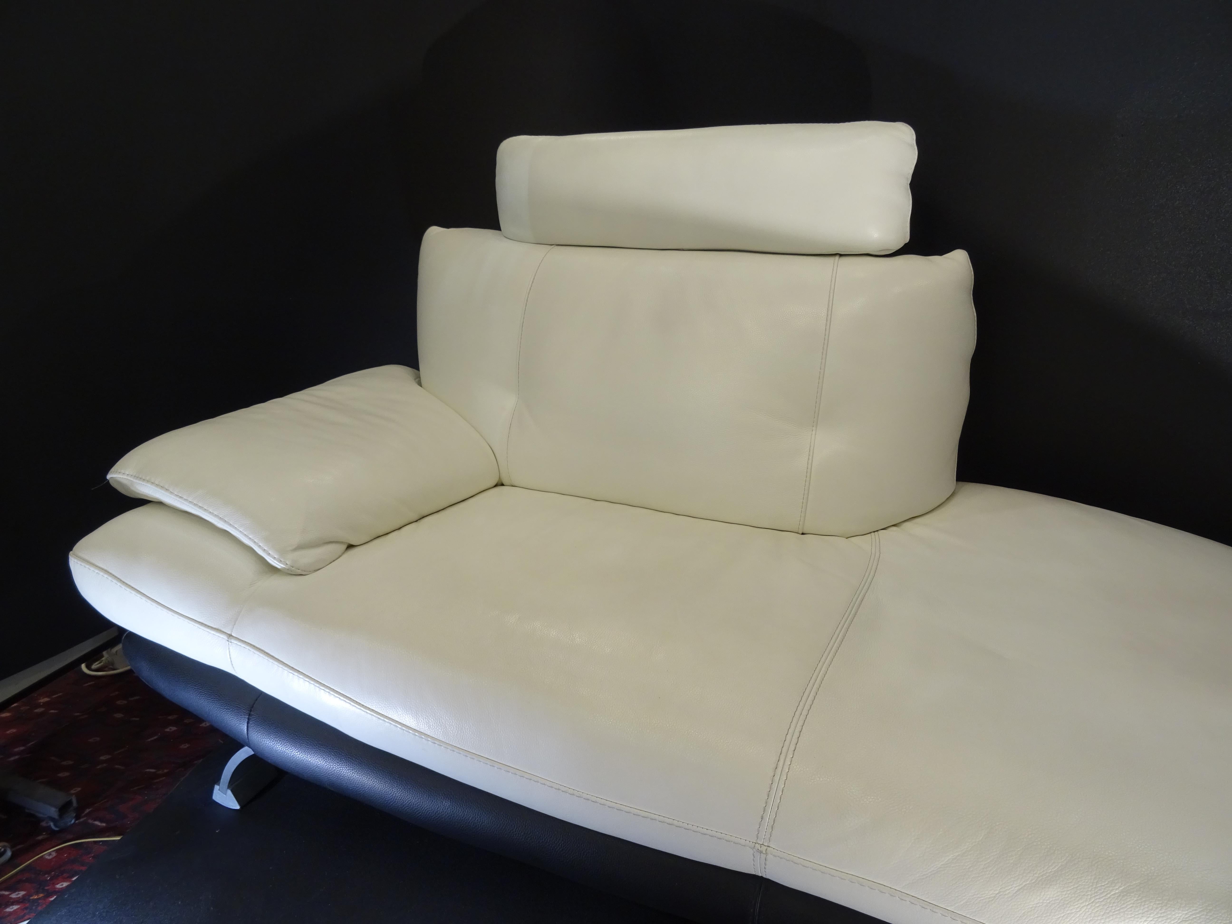 20th Century French White and Black Leather Chaise Longue, Polished Steel Legs In Good Condition In Valladolid, ES