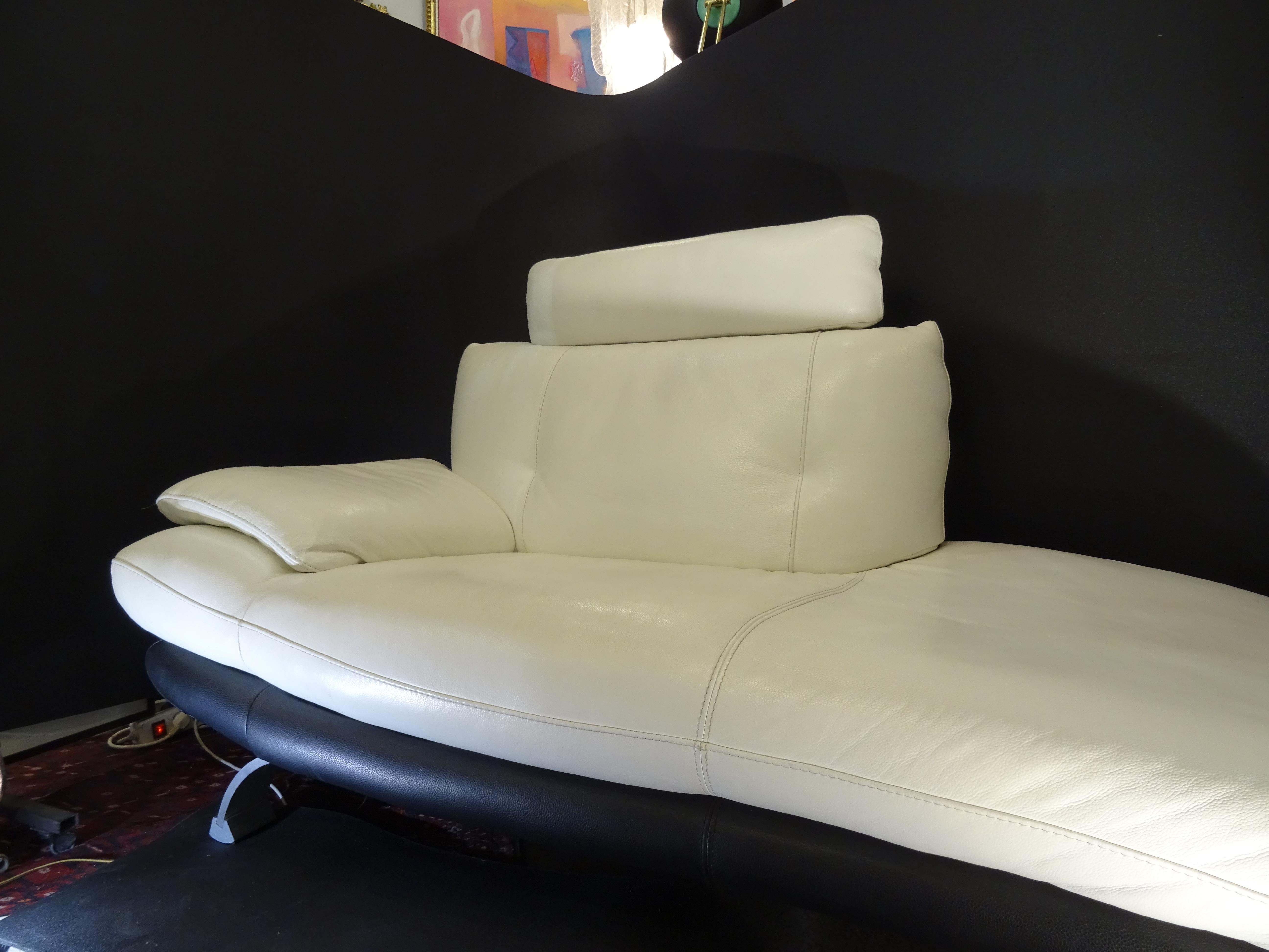 Late 20th Century 20th Century French White and Black Leather Chaise Longue, Polished Steel Legs