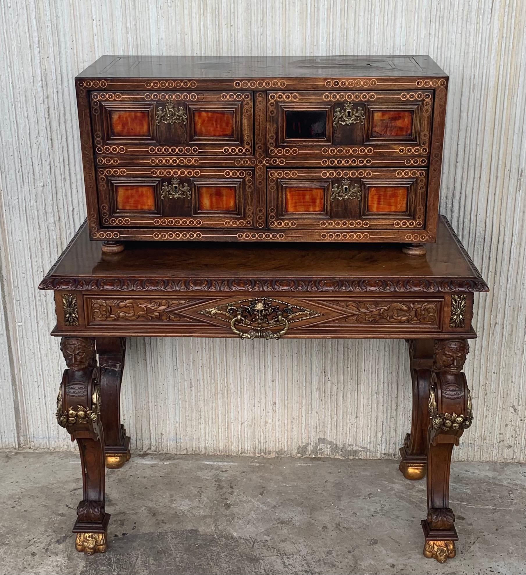 Italian cabinet on table. Walnut and rosewood, hawksbill, bronze in color and gilded, 20th century.
Sample desktop pool located on ball and claw with handles on the sides. The buffet or table that holds barguen~era is carved legs insured by lower