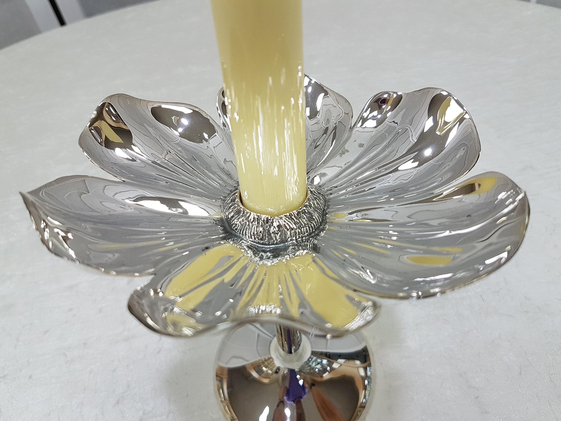 Candeliere italiano del XX secolo in argento 800 a forma di fiore in vendita 1