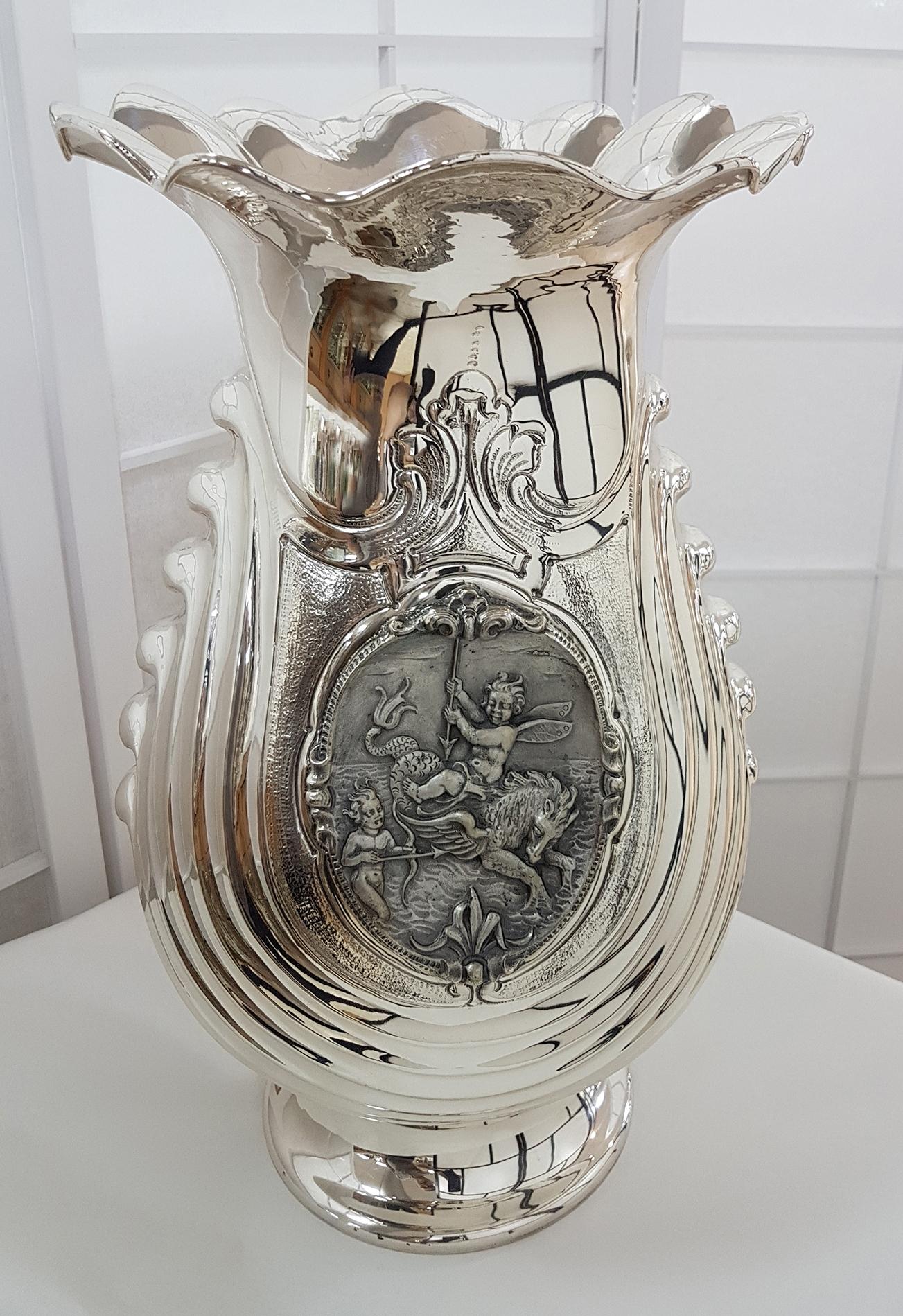 20th Italian Century Solid Silver Big Vase Blason Depicting Mythological Figures For Sale 9