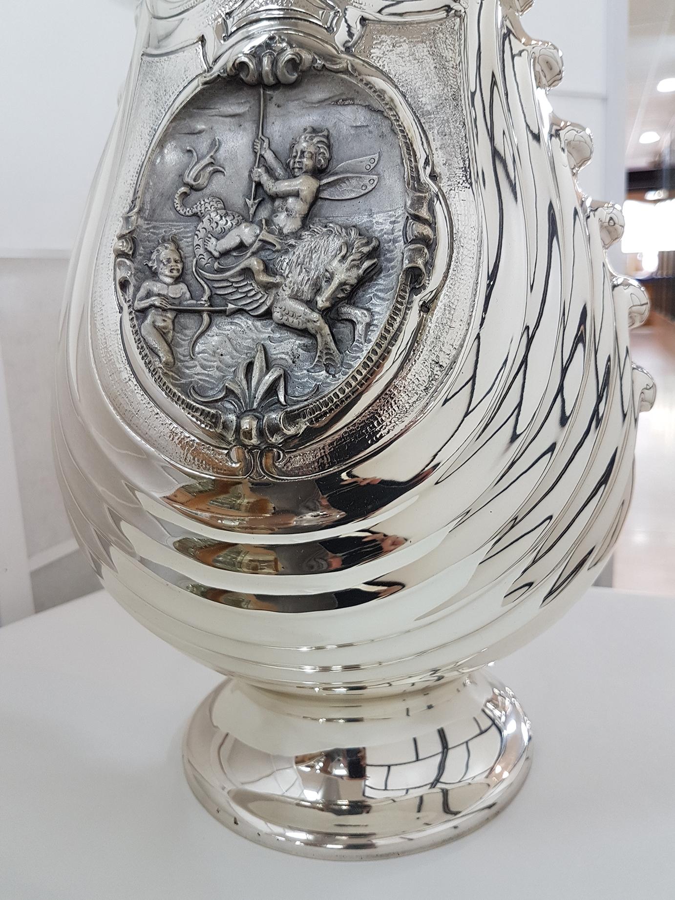 20th Italian Century Solid Silver Big Vase Blason Depicting Mythological Figures In Excellent Condition For Sale In VALENZA, IT