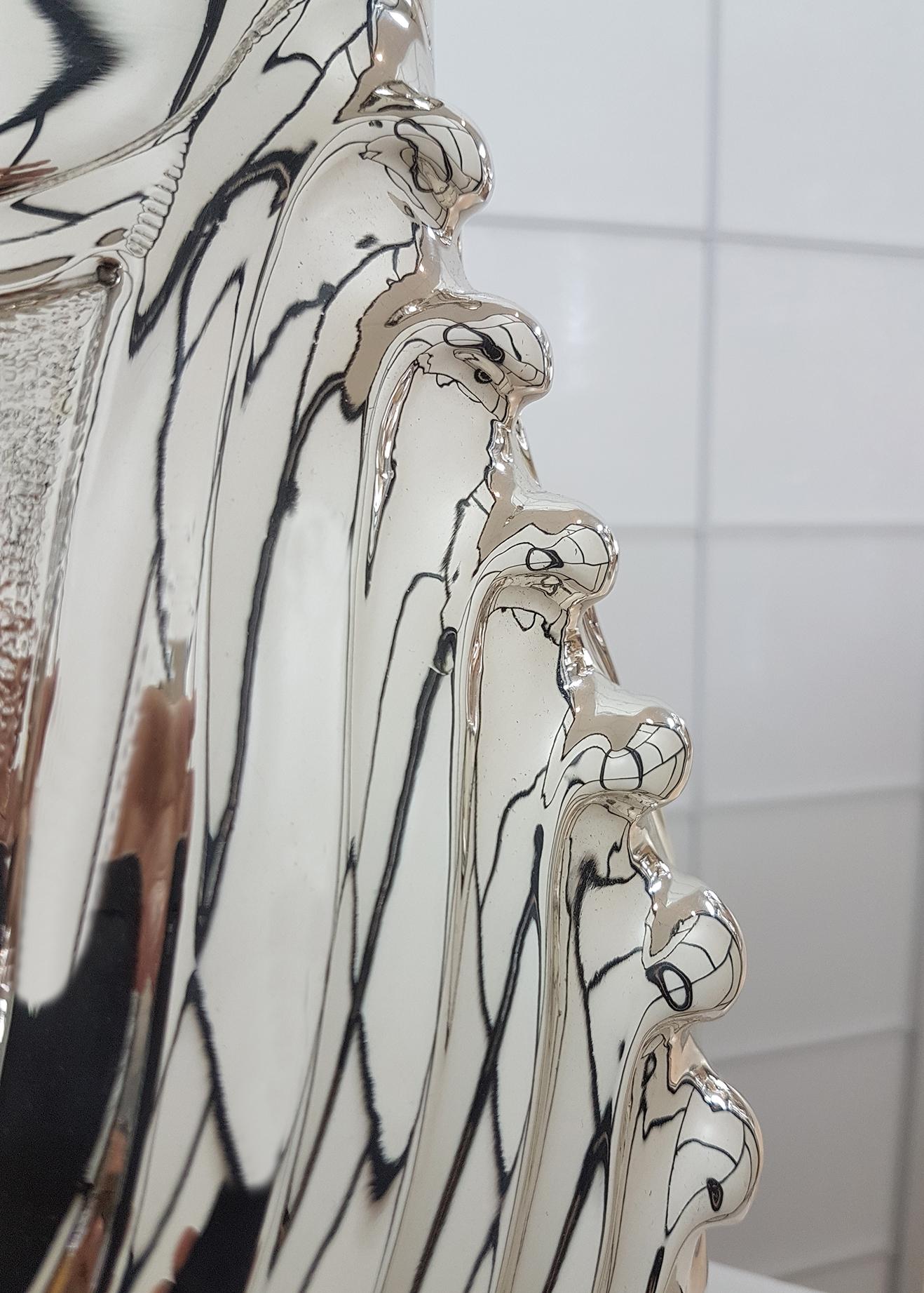 Gran Jarrón Blasón de Plata Maciza del Siglo XX que Representa Figuras Mitológicas Silver en venta