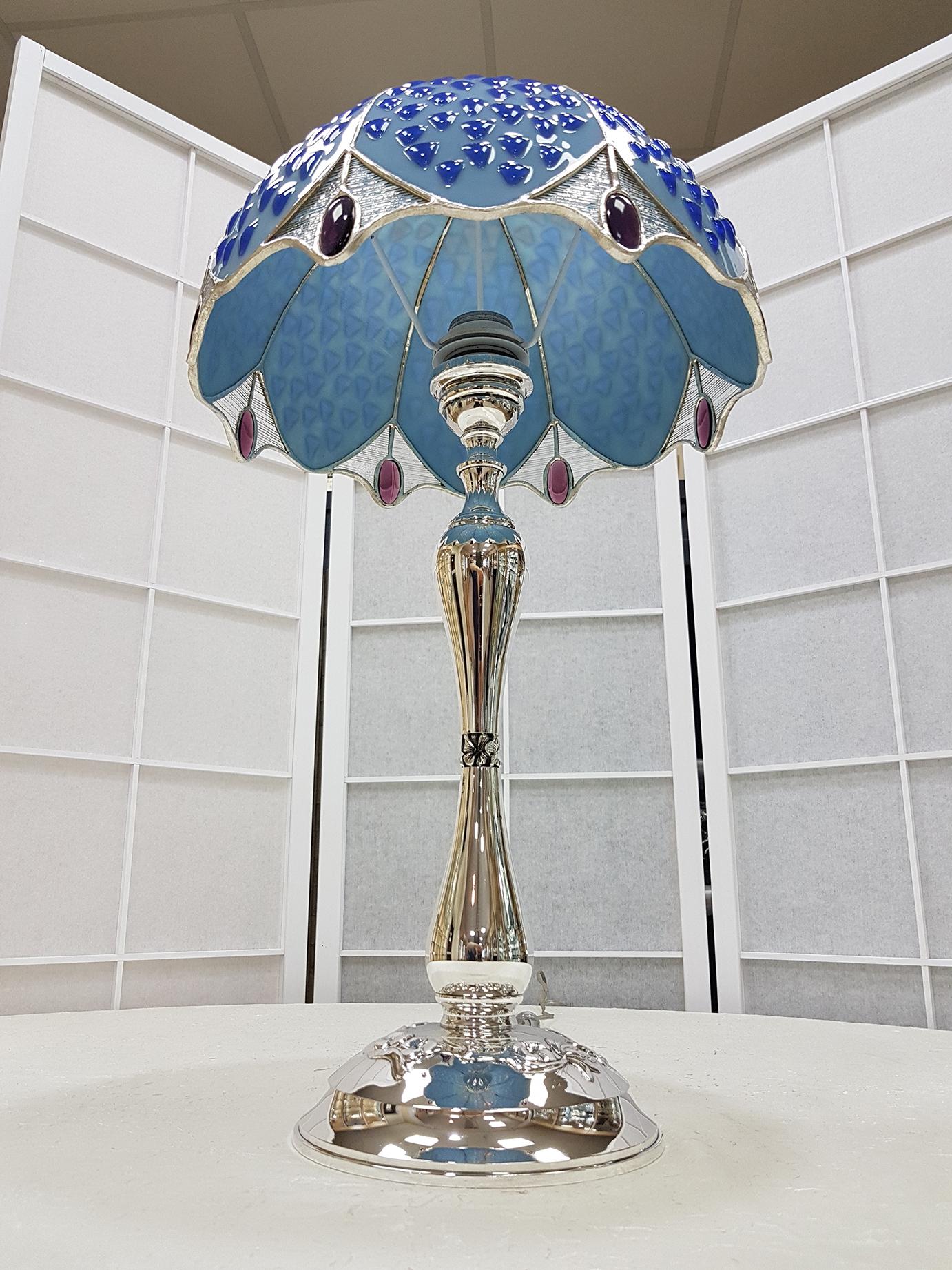 Italienische Sterlingsilber-Tischlampe des 20. Jahrhunderts mit polychromem Glashut (Sonstiges) im Angebot
