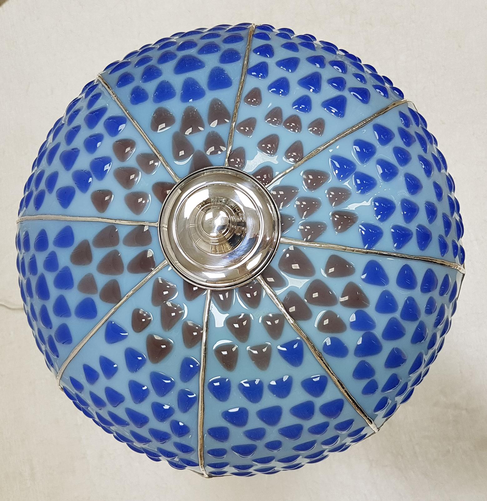 Fine XX secolo Lampada da tavolo in argento massiccio del XX secolo con cappello in vetro policromo in vendita