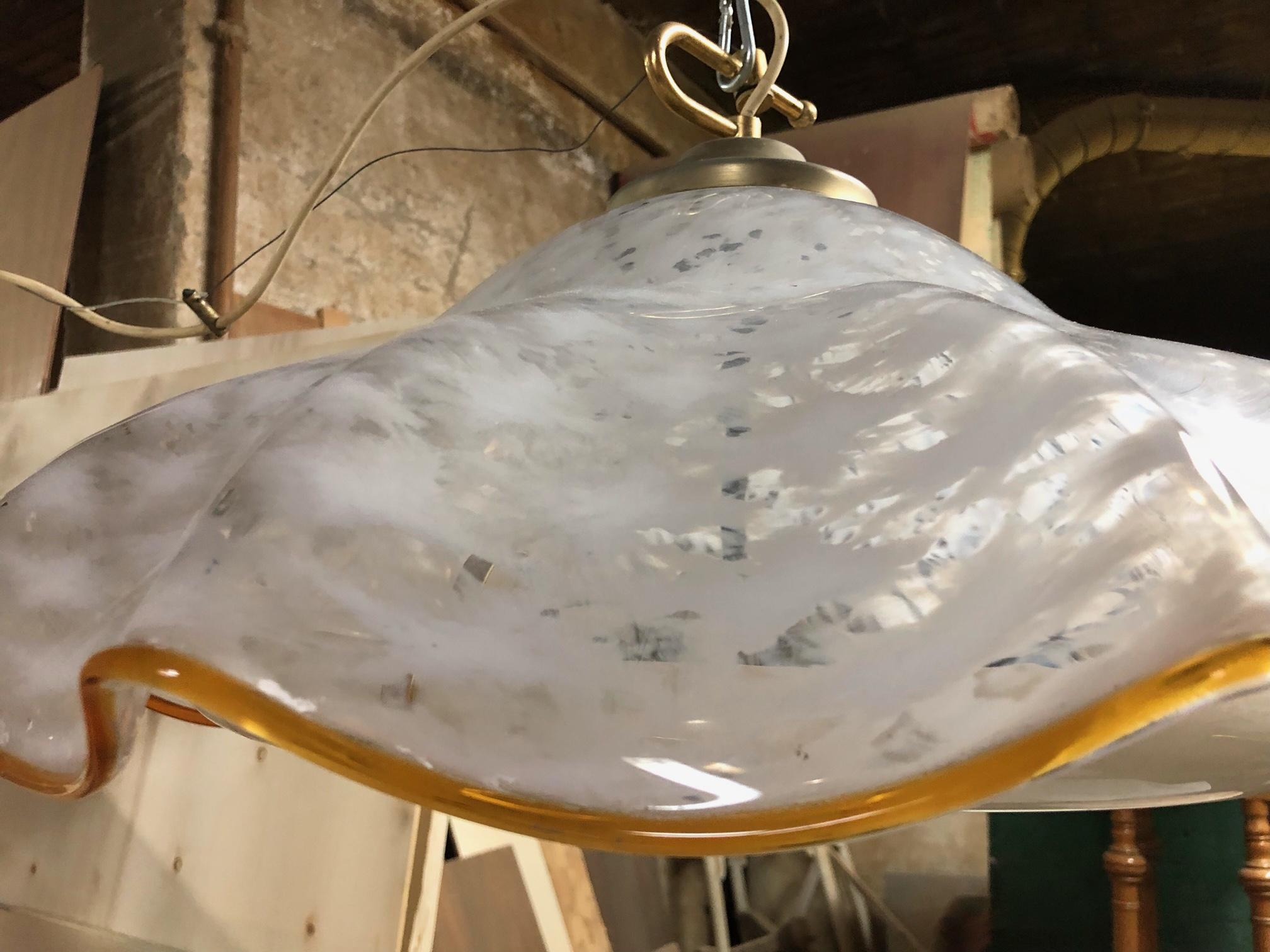 Italienischer Kronleuchter des 20. Jahrhunderts, bestehend aus einer Leuchte in weißes Glas eingelassen im Angebot 7