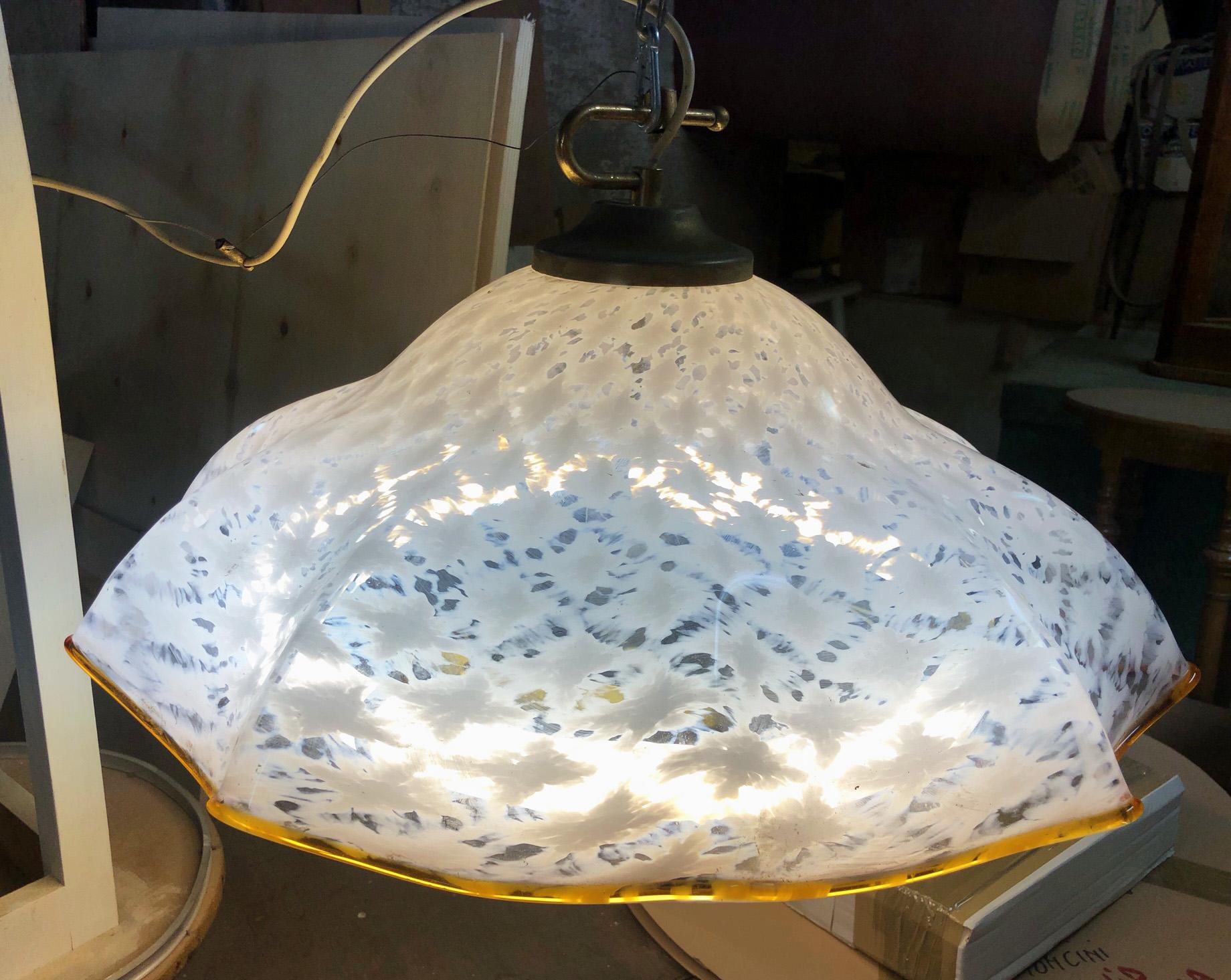 Italienischer Kronleuchter, bestehend aus einem Neonlicht, das in weißes Glas in der besonderen Form einer Blume mit origineller Farbgebung eingesetzt ist. Die Leuchten sind mit Neonröhren ausgestattet und werden mit 220 V betrieben.
Die Farbgebung