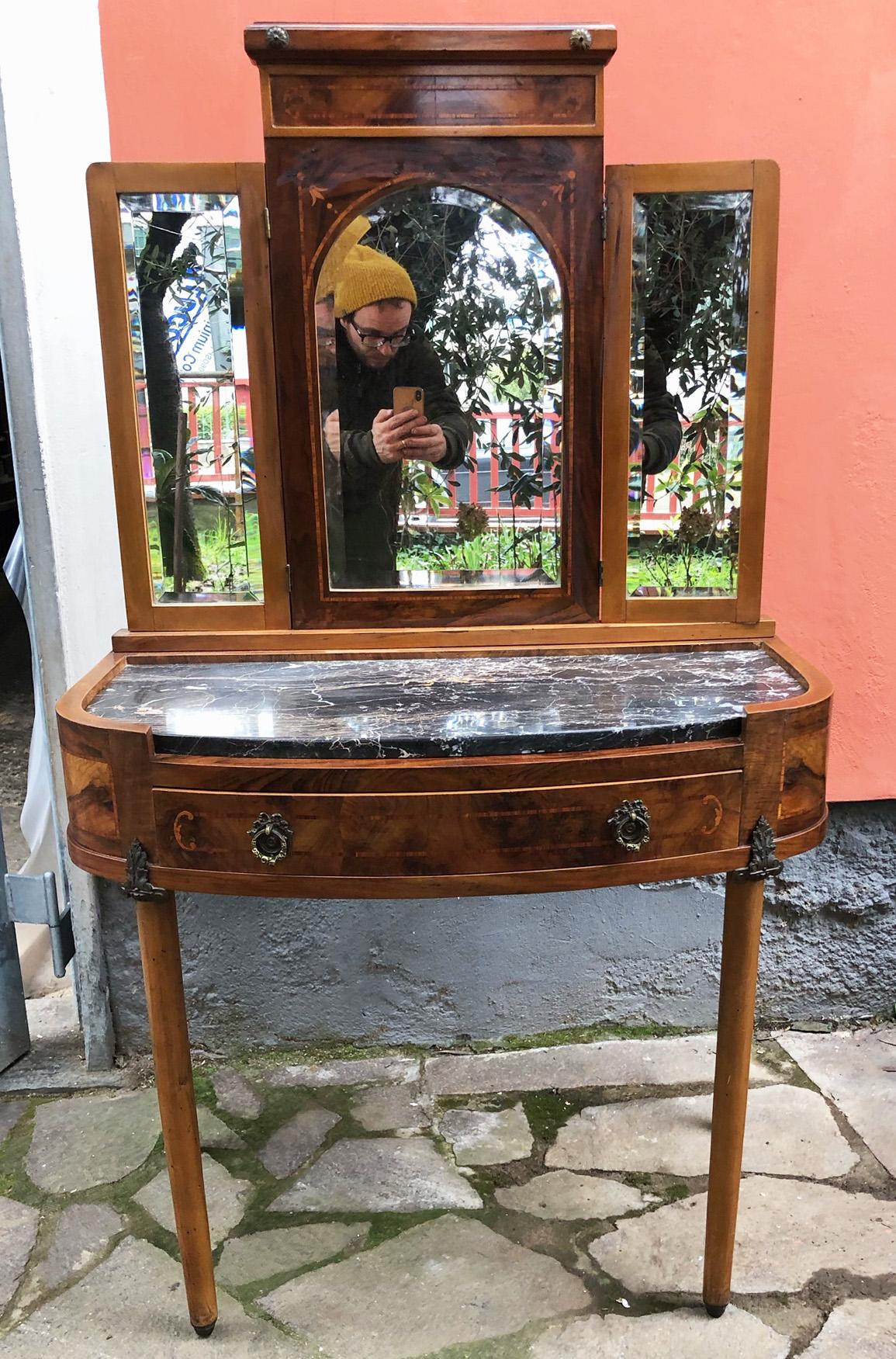 20th Century Italian console table in walnut, inlaid, with Portoro marble.
Original of the 5 lands near La Spezia.
The height of the top without mirror is 75 cm.
A nice feature are the three mirrors of which the two sides can be closed.
The