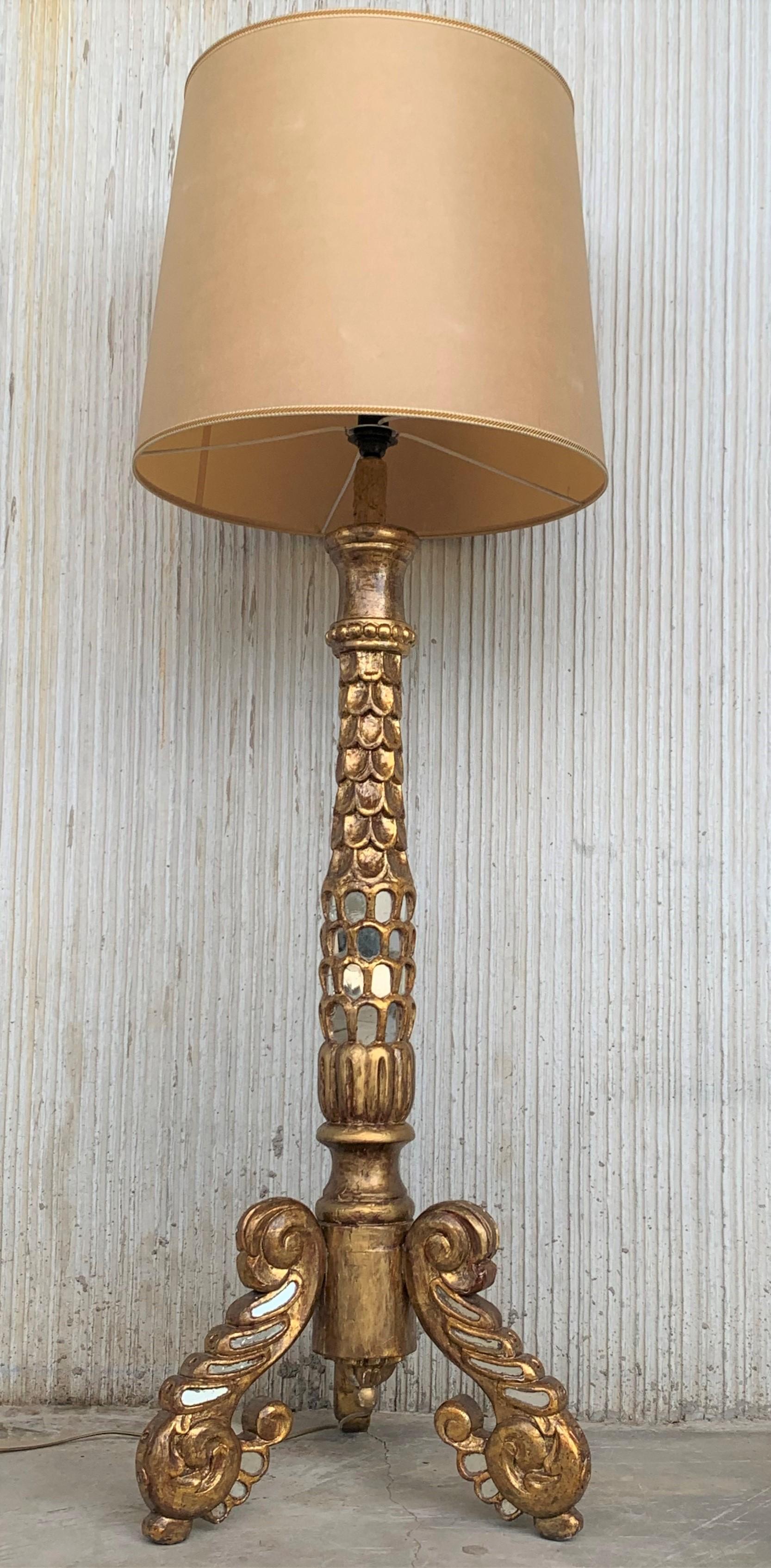 20th century Italian giltwood and mirrored floor lamp or torchère with lampshade
Large carved and gilded wooden floor lamp antique torchère with gold leaf. It has been electrified for modern use with a light bulb. Very good condition.

Rewired.