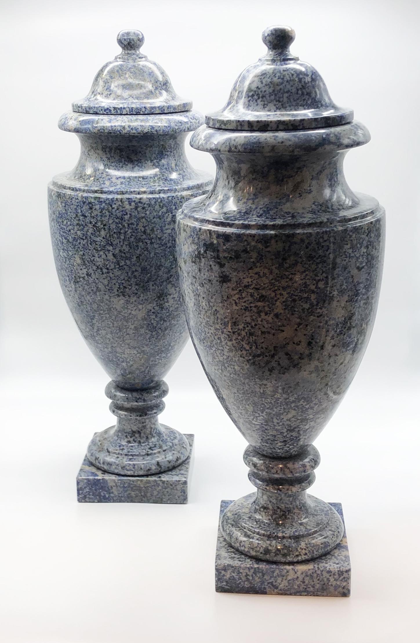 20th Century Italian Neoclassical Style Blue Azul Marble Sodalite Pair of Vases In Excellent Condition For Sale In Roma, IT