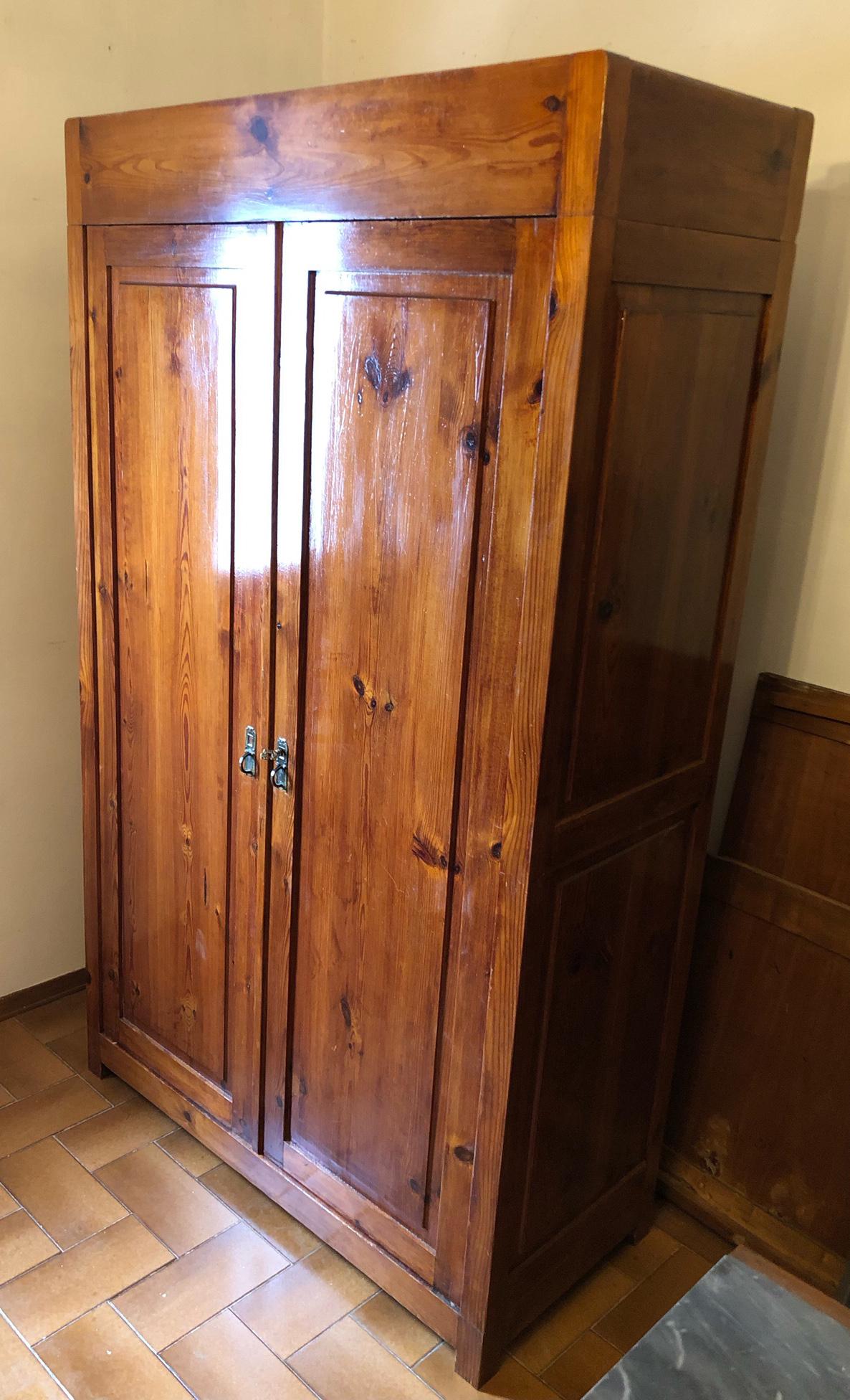 20th Italian wardrobe, in solid pine, with two doors, completely dismantled. 
Easily reassembled in 15 minutes. 
The color is natural honey. 
Inside it has a shelf on top and a clothes rail.
Comes from an old country house in the Lucca area of