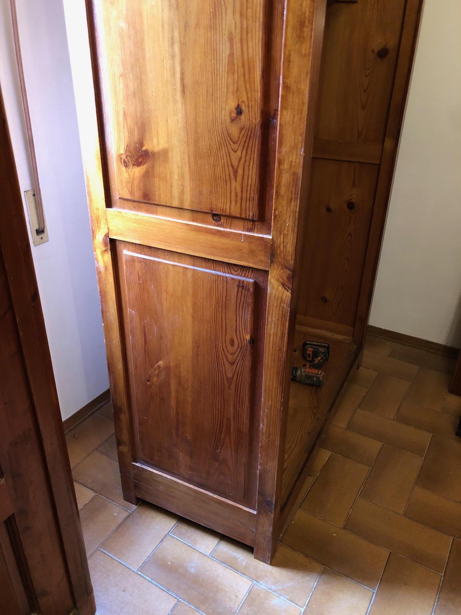 20th Italian Pine Wardrobe in Natural Honey Colored In Good Condition In Buggiano, IT