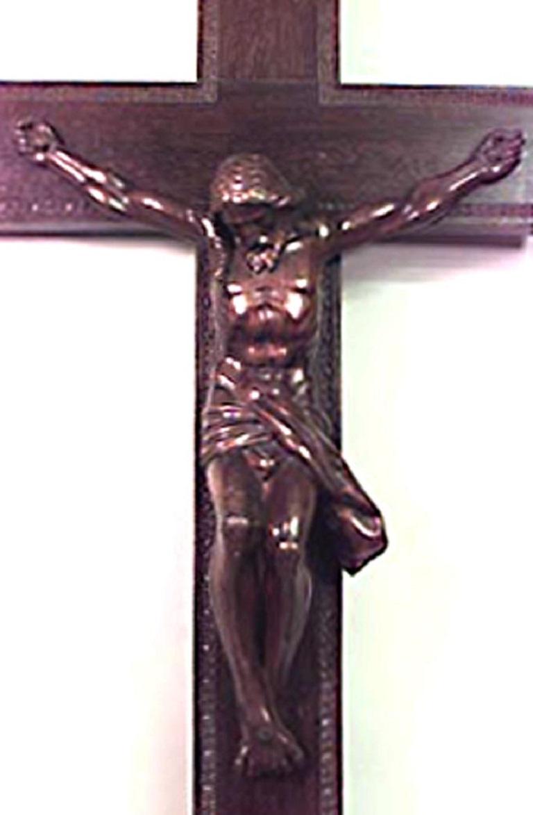 Crucifix religieux sculpté de style Renaissance italienne (XIXe siècle).
 