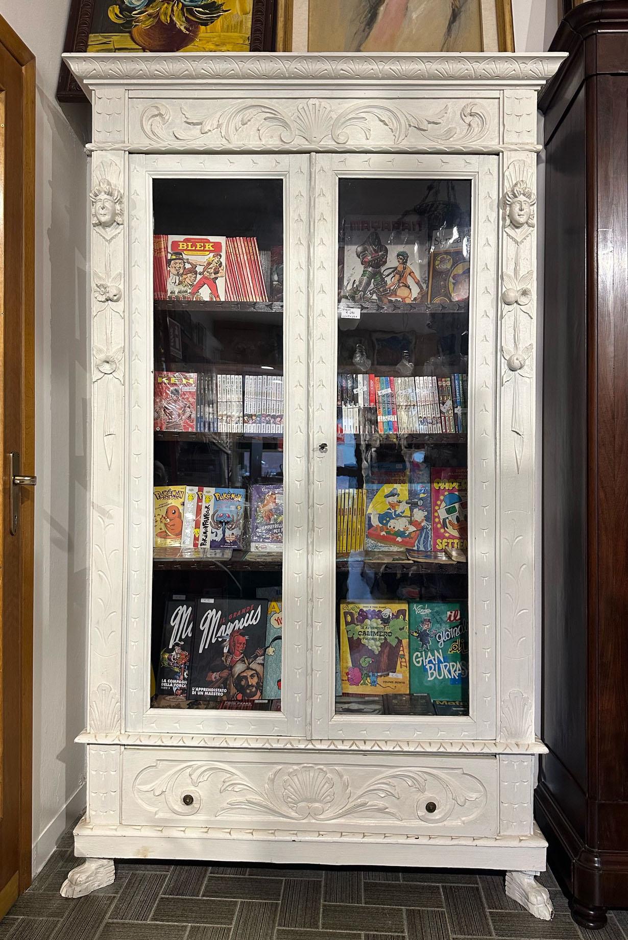20th Italian Renaissance style display cabinet In Good Condition For Sale In Buggiano, IT