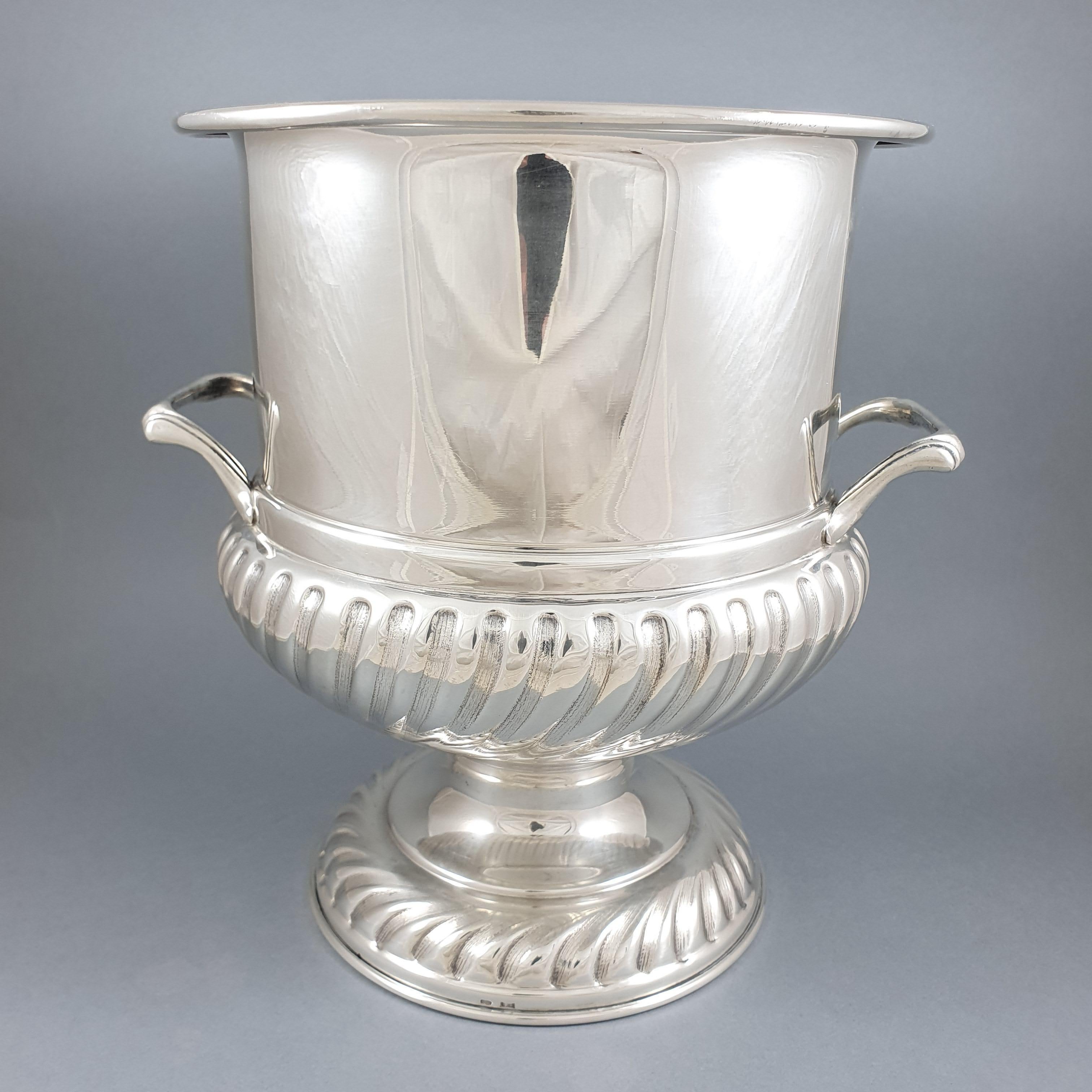 Solid silver champagne bucket.

Decorated with gadroons.
Italian work from the 20th century.
Silver hallmark 800 and silversmith's hallmark.

Height: 23.5 cm 
Diameter: 20 cm
Weight: 937 grams

Good general condition.