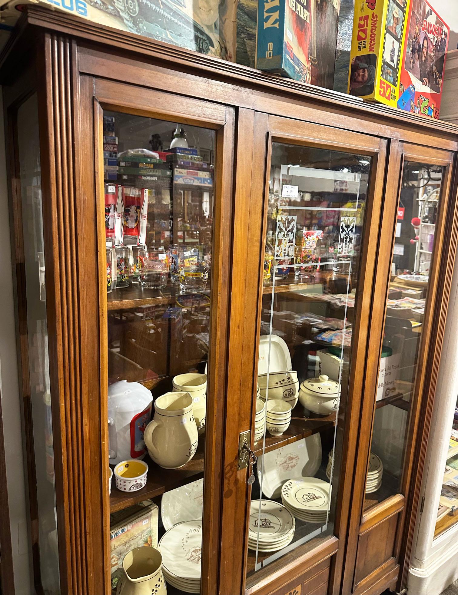 20th Italian walnut display cabinet inlaid with side glass For Sale 5