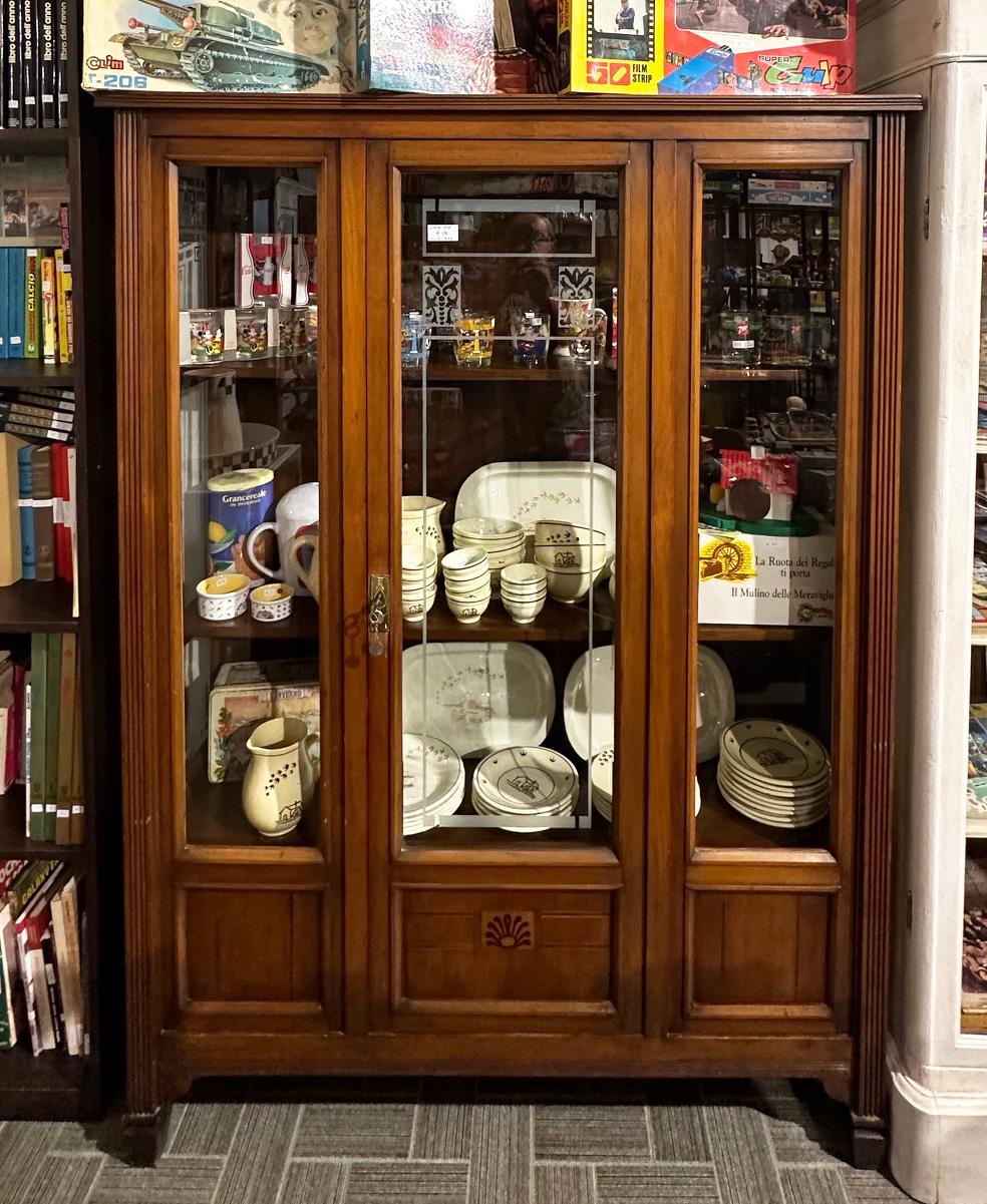 20th Italian walnut display cabinet inlaid with side glass For Sale 6