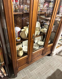 20. Italienische Nussbaumvitrine mit seitlichen Glaseinlagen