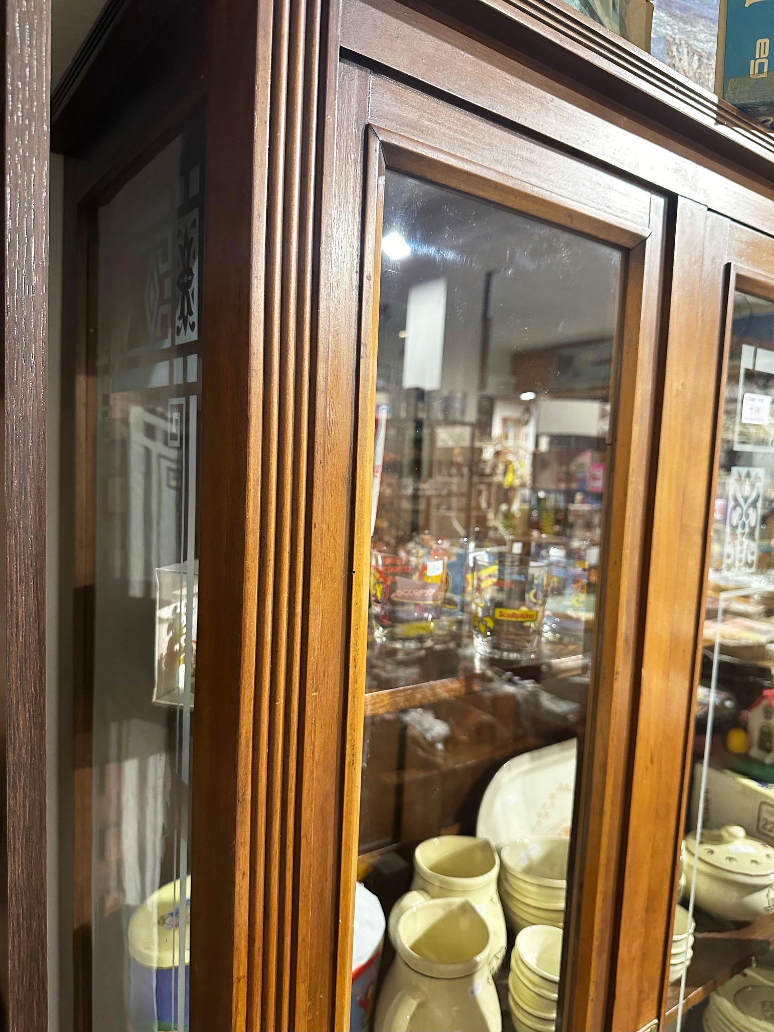 20th Century 20th Italian walnut display cabinet inlaid with side glass For Sale