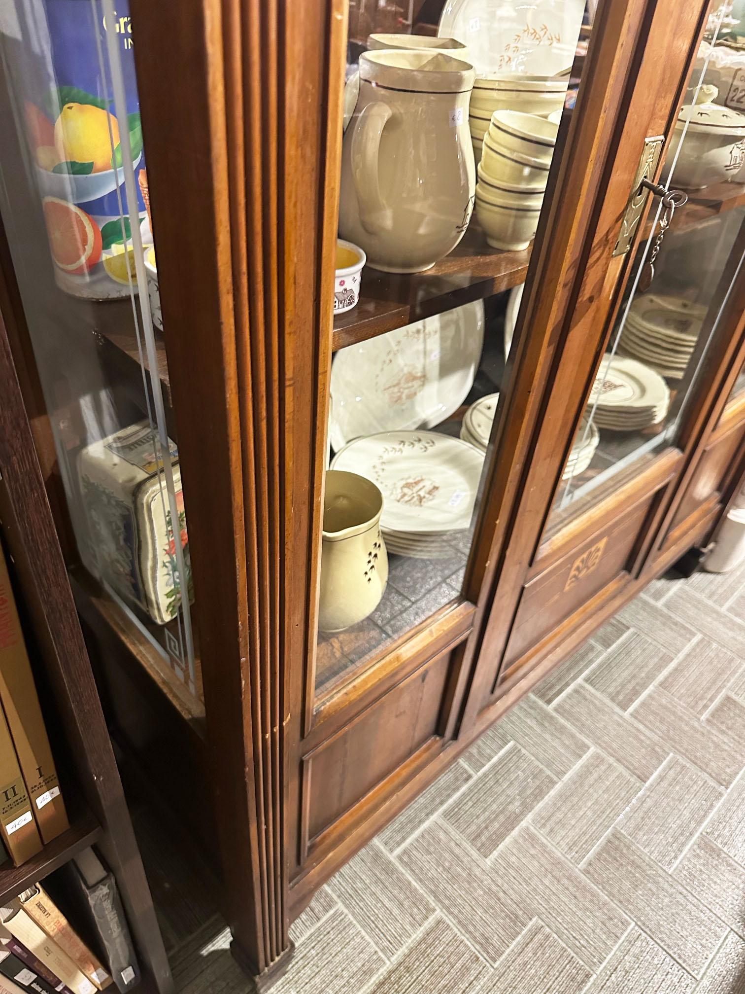 20th Italian walnut display cabinet inlaid with side glass For Sale 1
