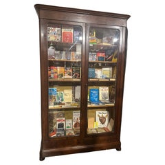 20th Italian walnut veneered bookcase with two doors and four adjustable shelves