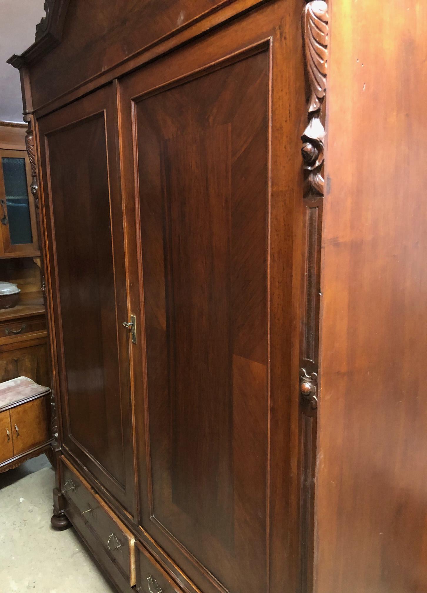 20th Italian wardrobe in walnut with patina, removable, with shelves For Sale 1